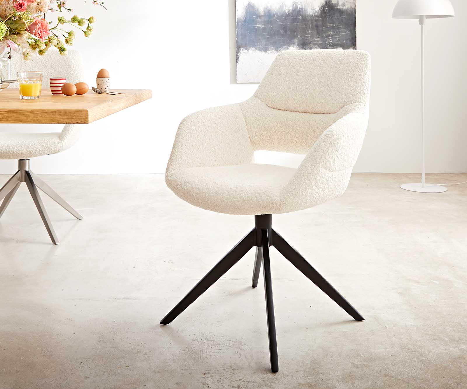 Chaise-pivotante Yago-Flex avec accoudoirs bouclé blanc pied croisé large noir pivotement sur 360° ressorts ensachés Chaise-pivotante Yago-Flex avec accoudoirs bouclé blanc pied croisé large noir pivotement sur 360° ressorts ensachés