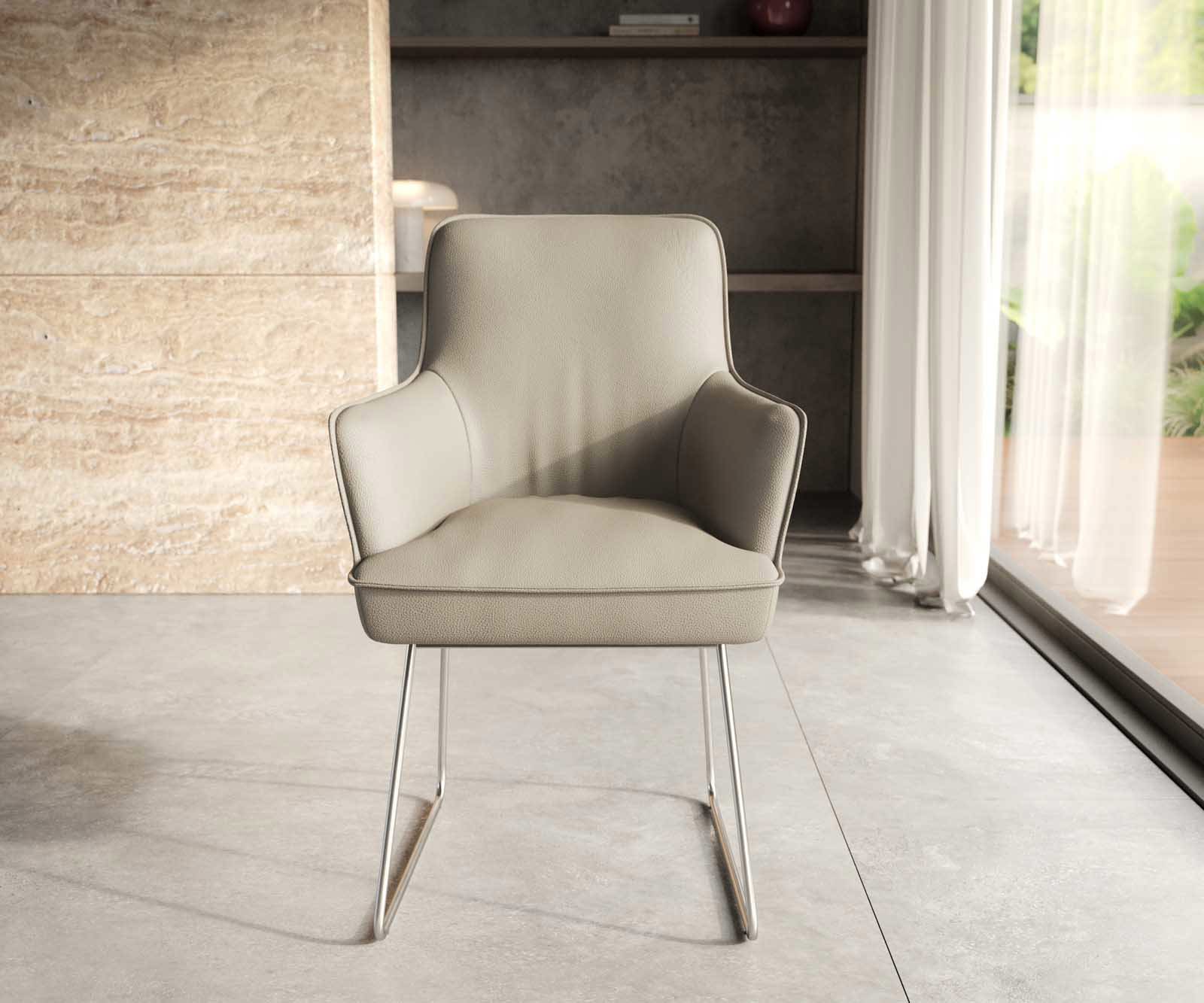 Chaise-de-salle-à-manger Heira-Flex avec accoudoirs cuir de vache couleur boue pied trapèze acier inoxydable brossé ressorts ensachés 1 Chaise-de-salle-à-manger Heira-Flex avec accoudoirs cuir de vache couleur boue pied trapèze acier inoxydable brossé ressorts ensachés 1