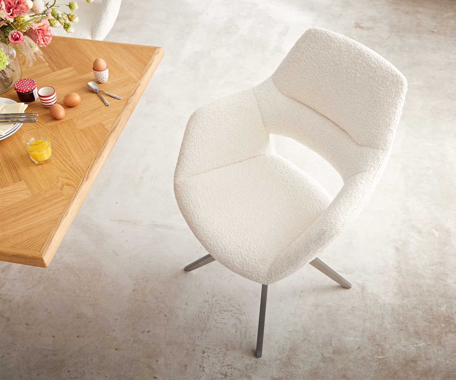 Chaise-pivotante Yago-Flex XL avec accoudoirs bouclé blanc pied croisé large acier inoxydable brossé pivotement sur 360° 3