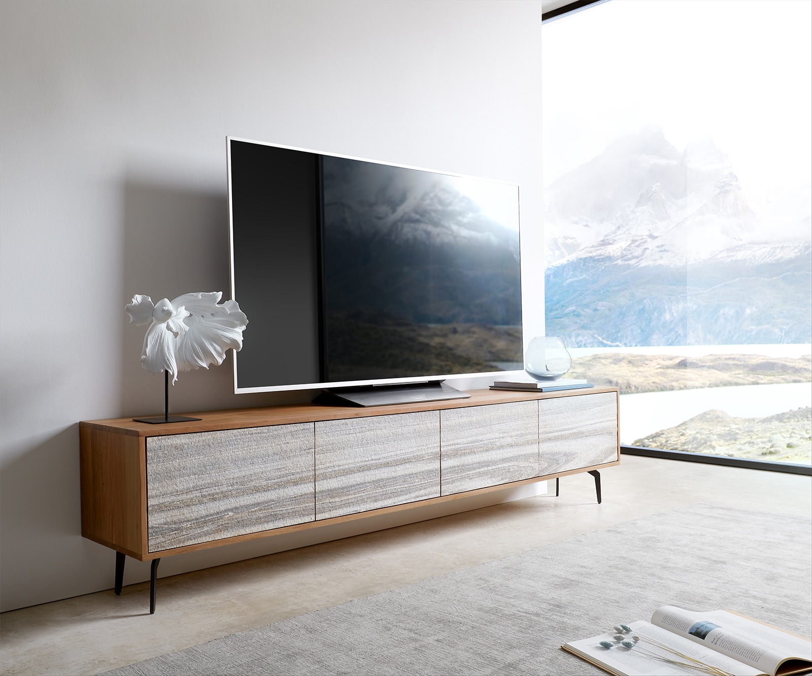 Meuble TV Kleo 200 cm acacia naturel 4 portes pieds angulaires métal noir Meuble TV Kleo 200 cm acacia naturel 4 portes pieds angulaires métal noir