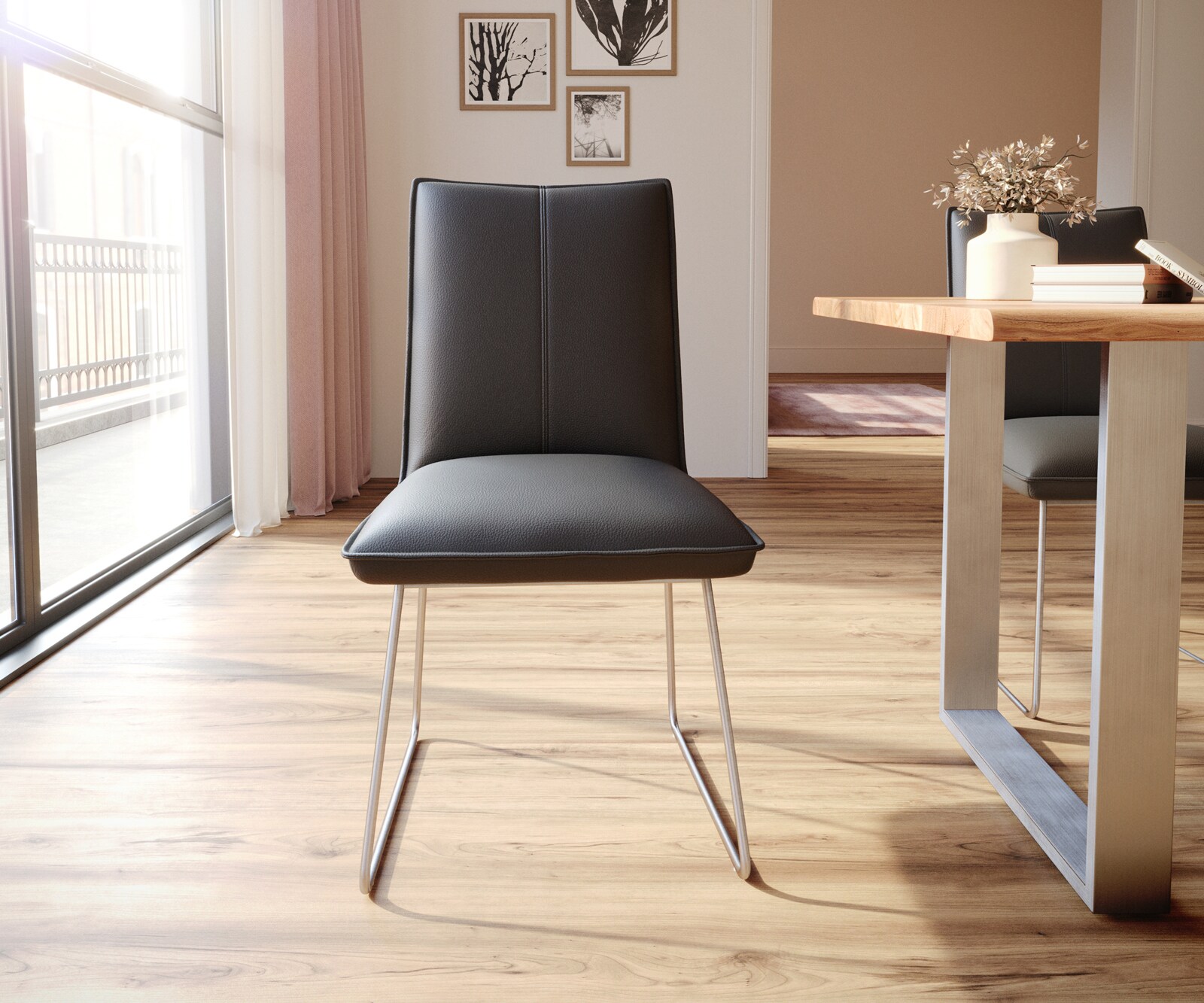Chaise-de-salle-à-manger Lelio-Flex cuir de vache noir pied trapèze acier inoxydable brossé ressorts ensachés 1