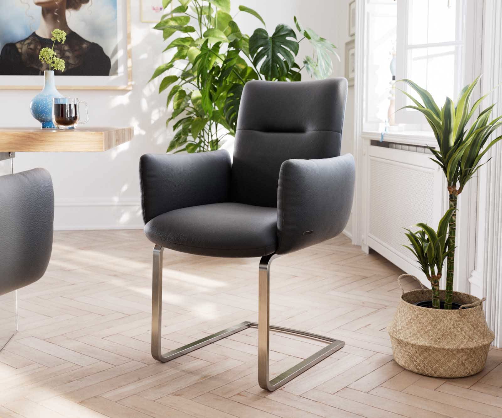 Cantilever Jova-Flex avec accoudoirs cuir de vache noir pied cantilever plat acier inoxydable brossé ressorts ensachés Cantilever Jova-Flex avec accoudoirs cuir de vache noir pied cantilever plat acier inoxydable brossé ressorts ensachés