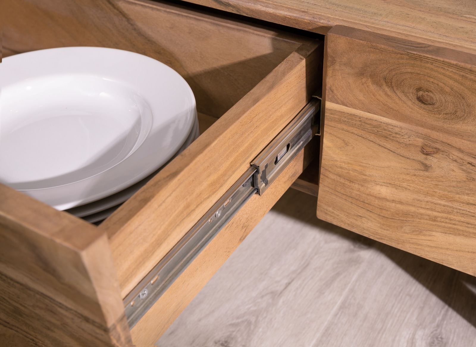 Meuble TV Wyatt 220 cm acacia naturel 4 tiroirs pied en V inox 3 Meuble TV Wyatt 220 cm acacia naturel 4 tiroirs pied en V inox 3