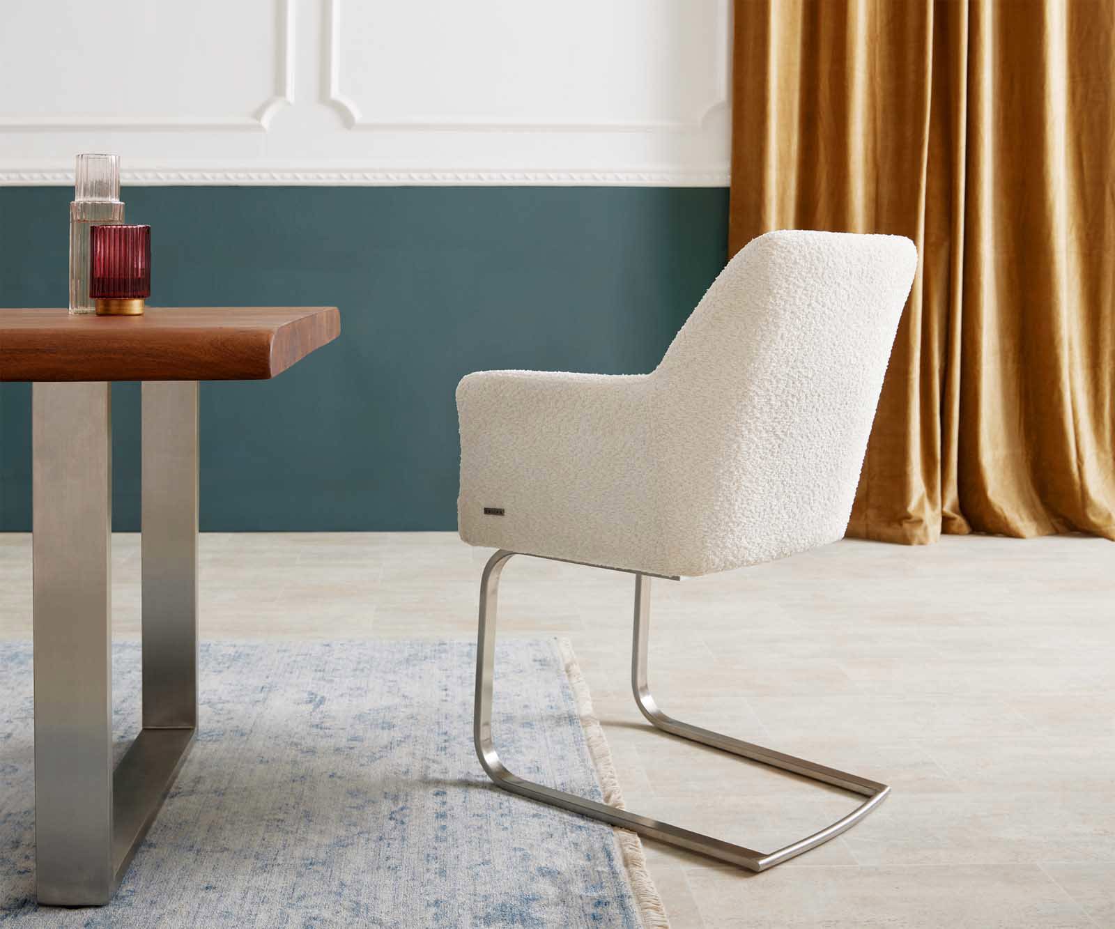 Cantilever Xana-Flex avec accoudoirs bouclé blanc pied cantilever plat acier inoxydable brossé ressorts ensachés 4 Cantilever Xana-Flex avec accoudoirs bouclé blanc pied cantilever plat acier inoxydable brossé ressorts ensachés 4