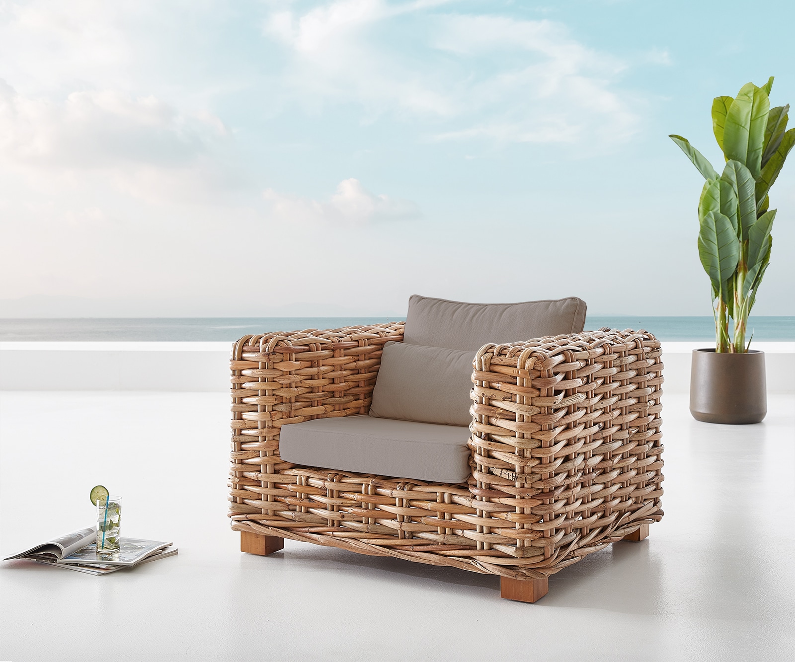 Chaise-Longue Nizza nature en rotin avec coussin blanc outdoor  Chaise-Longue Nizza nature en rotin avec coussin blanc outdoor