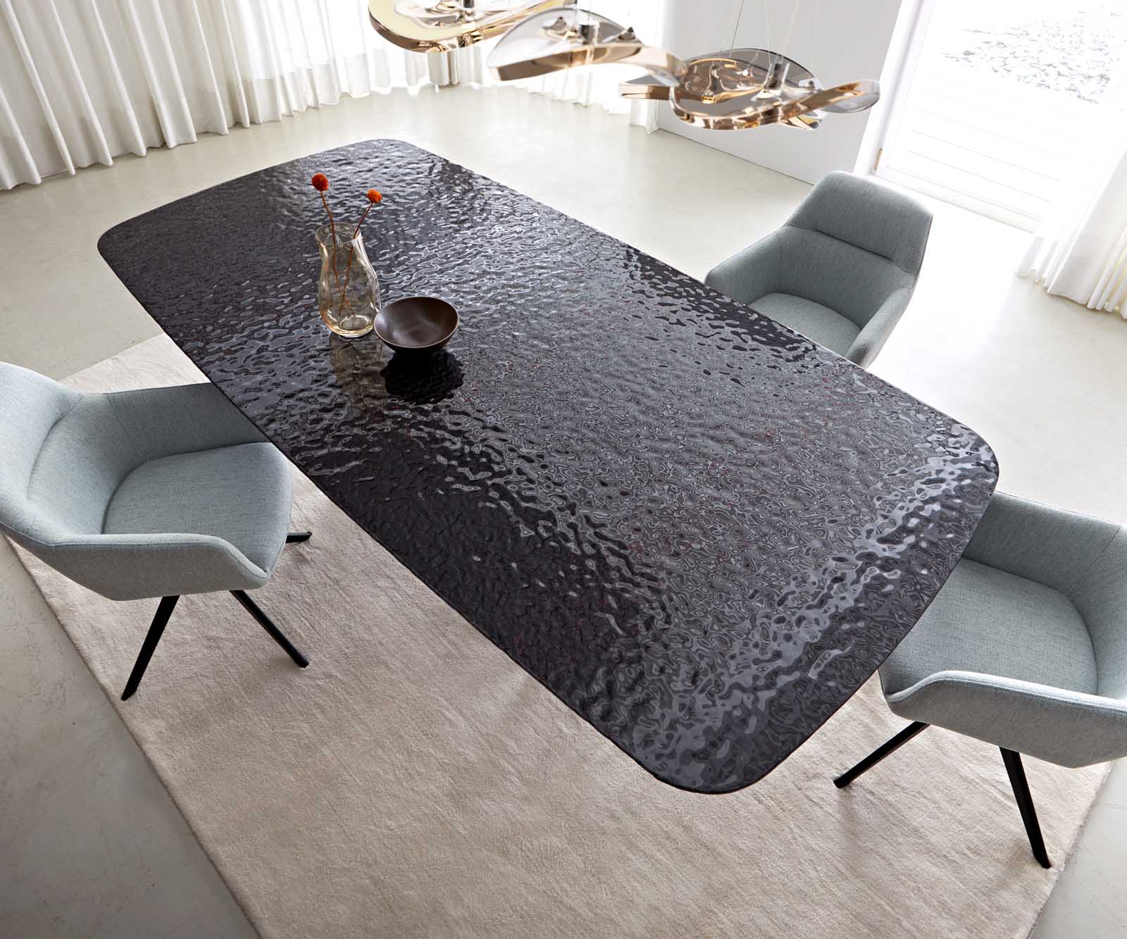 Table à manger Edge en forme de bateau 240x120 verre fondu noir fumé relief en 3D cadre en V acier plat noir 6