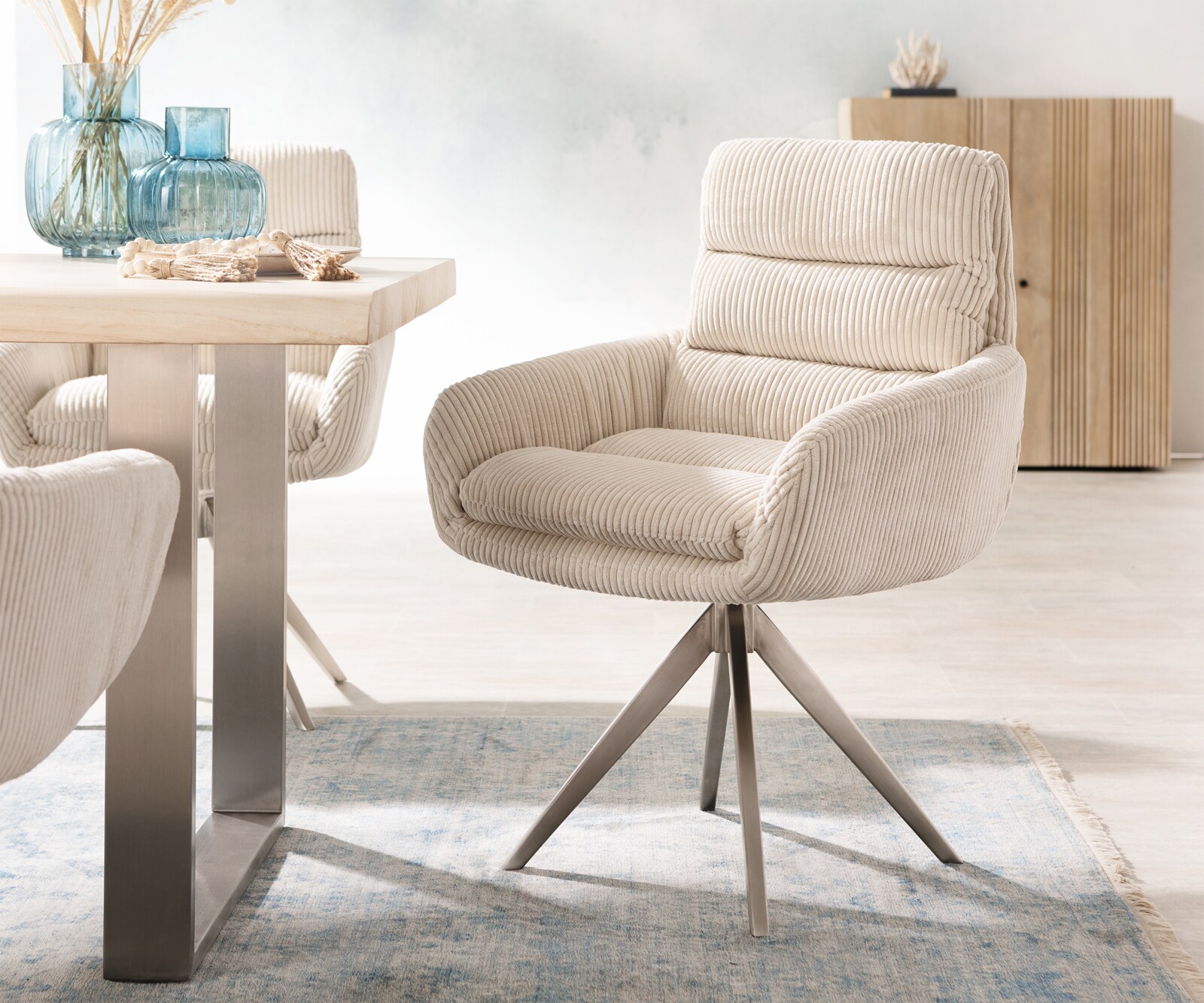 Chaise-de-salle-à-manger Abelia-Flex avec accoudoirs côtelé beige vintage pied croisé angulaire acier inoxydable brossé