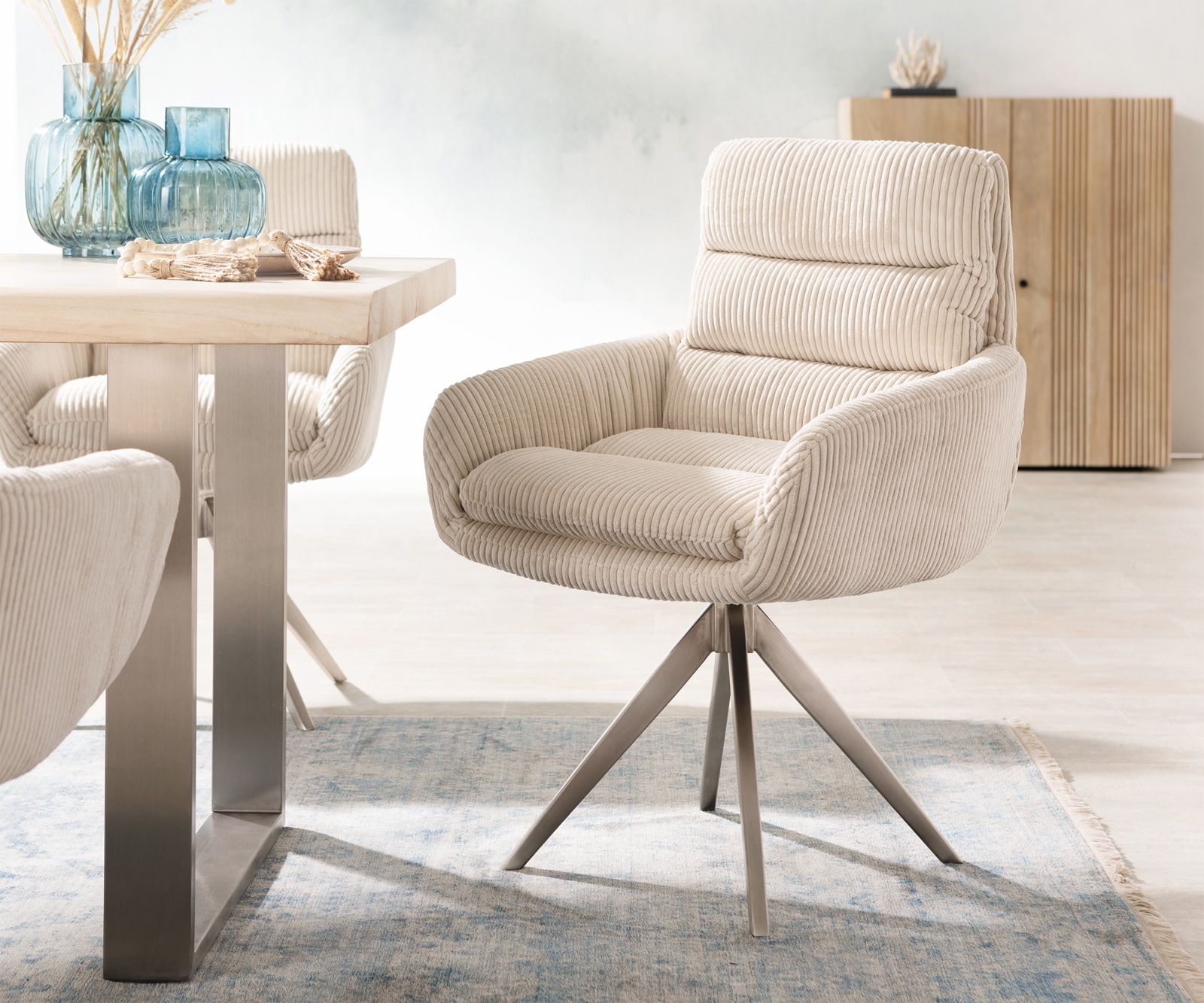 Chaise-de-salle-à-manger Abelia-Flex avec accoudoirs côtelé beige vintage pied croisé angulaire acier inoxydable brossé Chaise-de-salle-à-manger Abelia-Flex avec accoudoirs côtelé beige vintage pied croisé angulaire acier inoxydable brossé