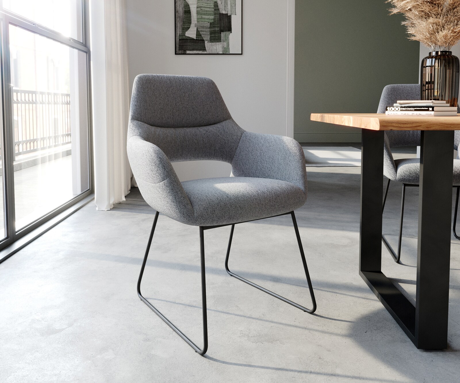 Chaise-de-salle-à-manger Yago-Flex avec accoudoirs tissu texturé gris clair pied trapèze noir ressorts ensachés
