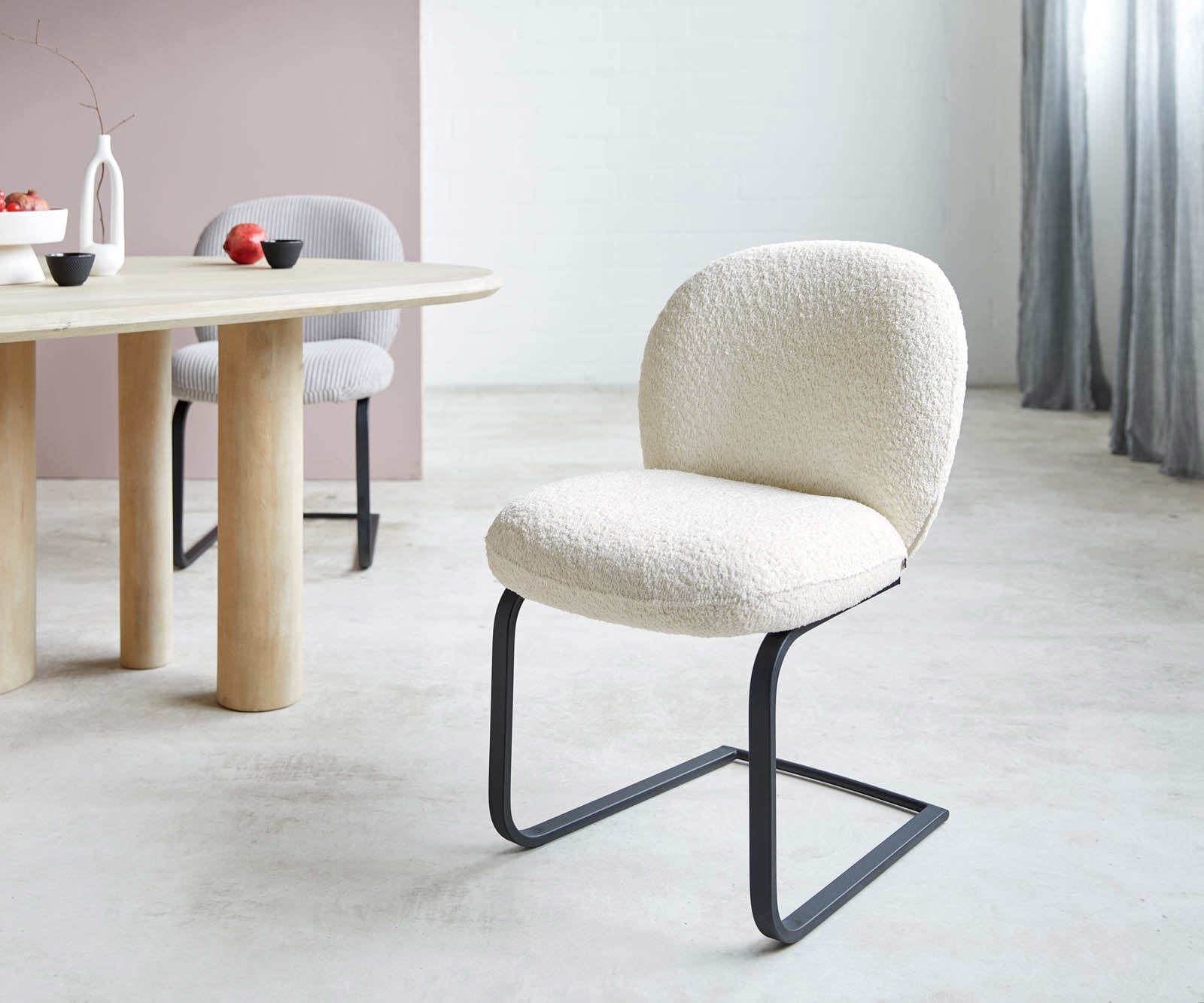 Cantilever Nube-Flex bouclé blanc pied cantilever plat noir ressorts ensachés 1