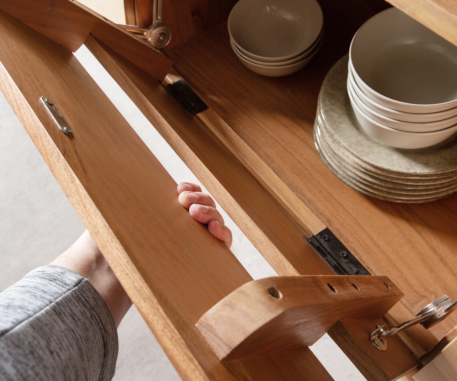 Buffet Eloi 240x40 cm acacia naturel 2 portes 6 tiroirs pied en V inox 5 Buffet Eloi 240x40 cm acacia naturel 2 portes 6 tiroirs pied en V inox 5