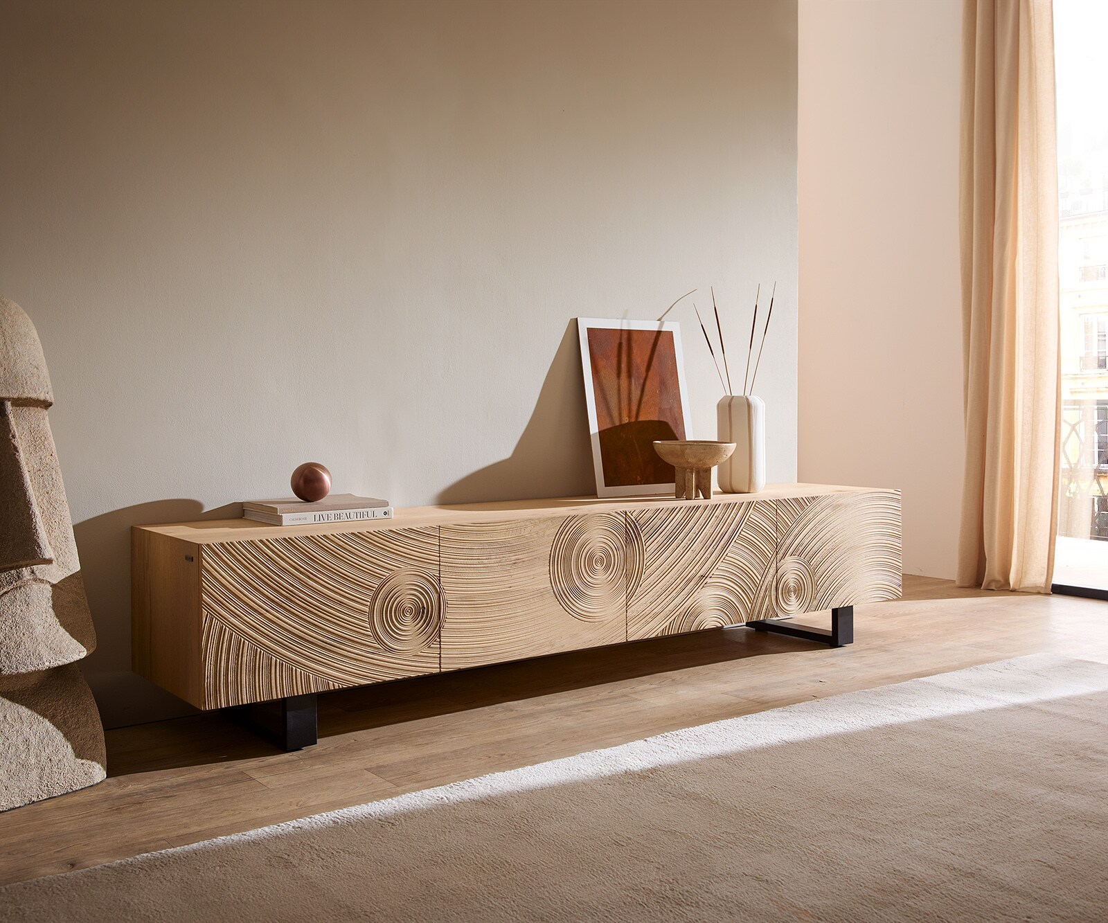 Meuble-TV Ashara 220 cm chêne naturel effet 3D 4 portes patins métal noir