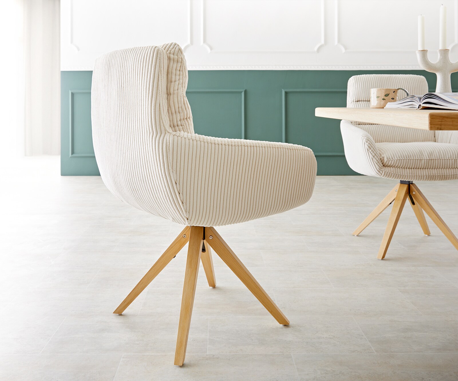 Chaise-de-salle-à-manger Abelia-Flex avec accoudoirs côtelé beige vintage pied en bois angulaire naturel 4 Chaise-de-salle-à-manger Abelia-Flex avec accoudoirs côtelé beige vintage pied en bois angulaire naturel 4