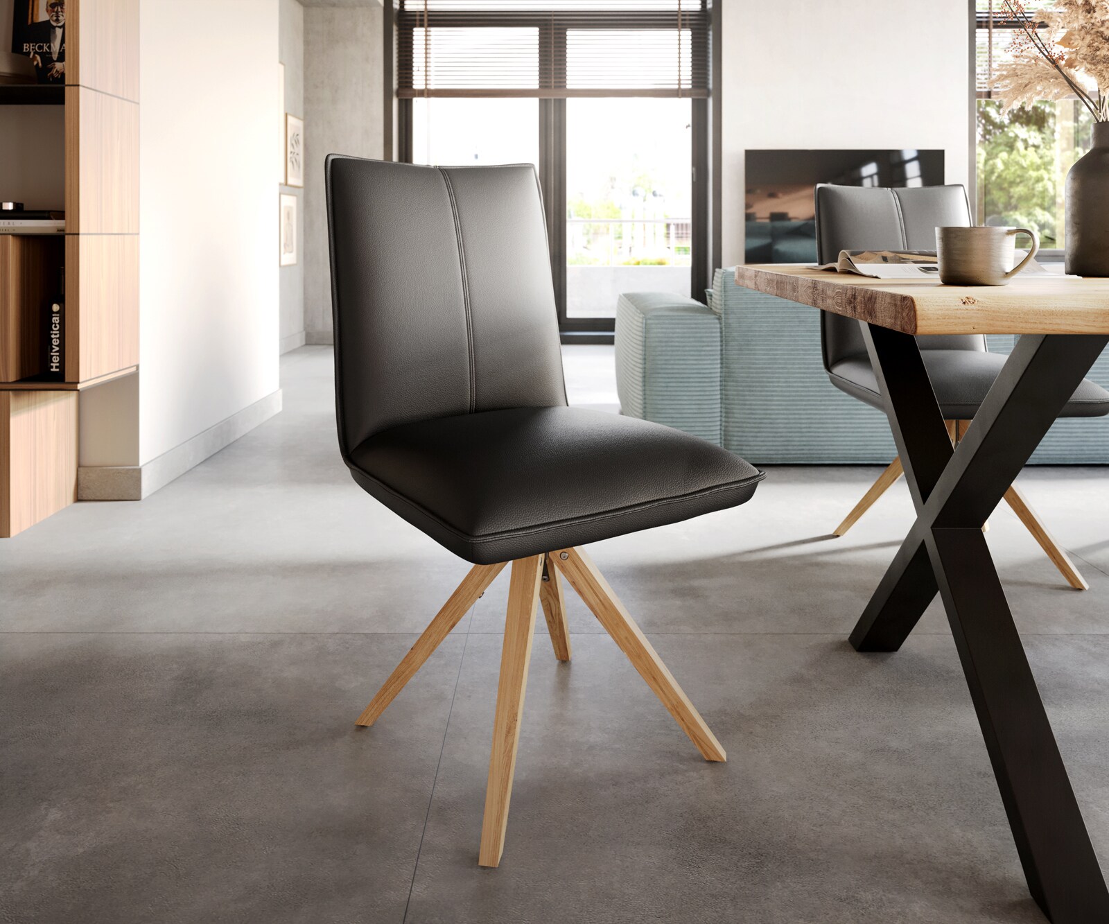 Chaise-de-salle-à-manger Lelio-Flex cuir de vache noir pied en bois angulaire naturel ressorts ensachés