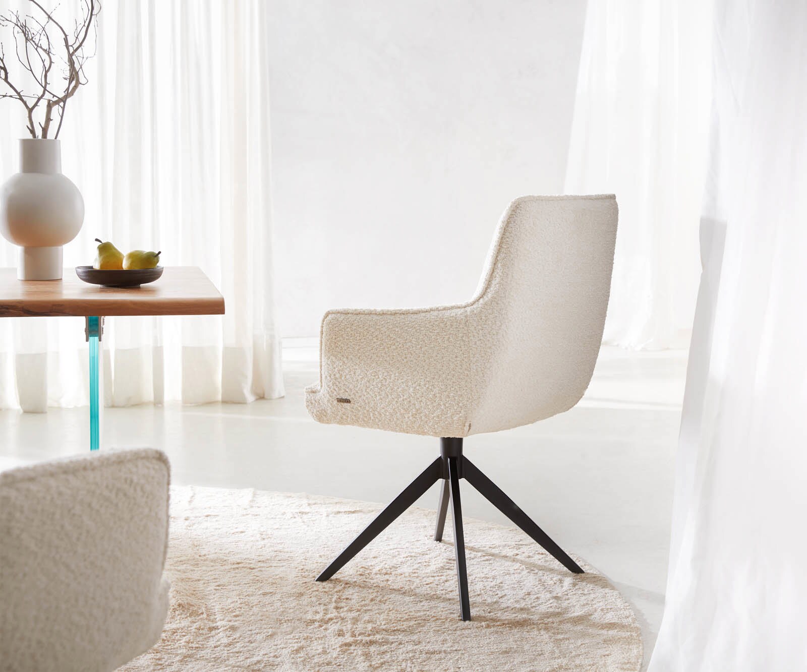 Chaise-pivotante Heira-Flex avec accoudoirs bouclé blanc pied croisé large noir pivotement sur 360° ressorts ensachés 4 Chaise-pivotante Heira-Flex avec accoudoirs bouclé blanc pied croisé large noir pivotement sur 360° ressorts ensachés 4