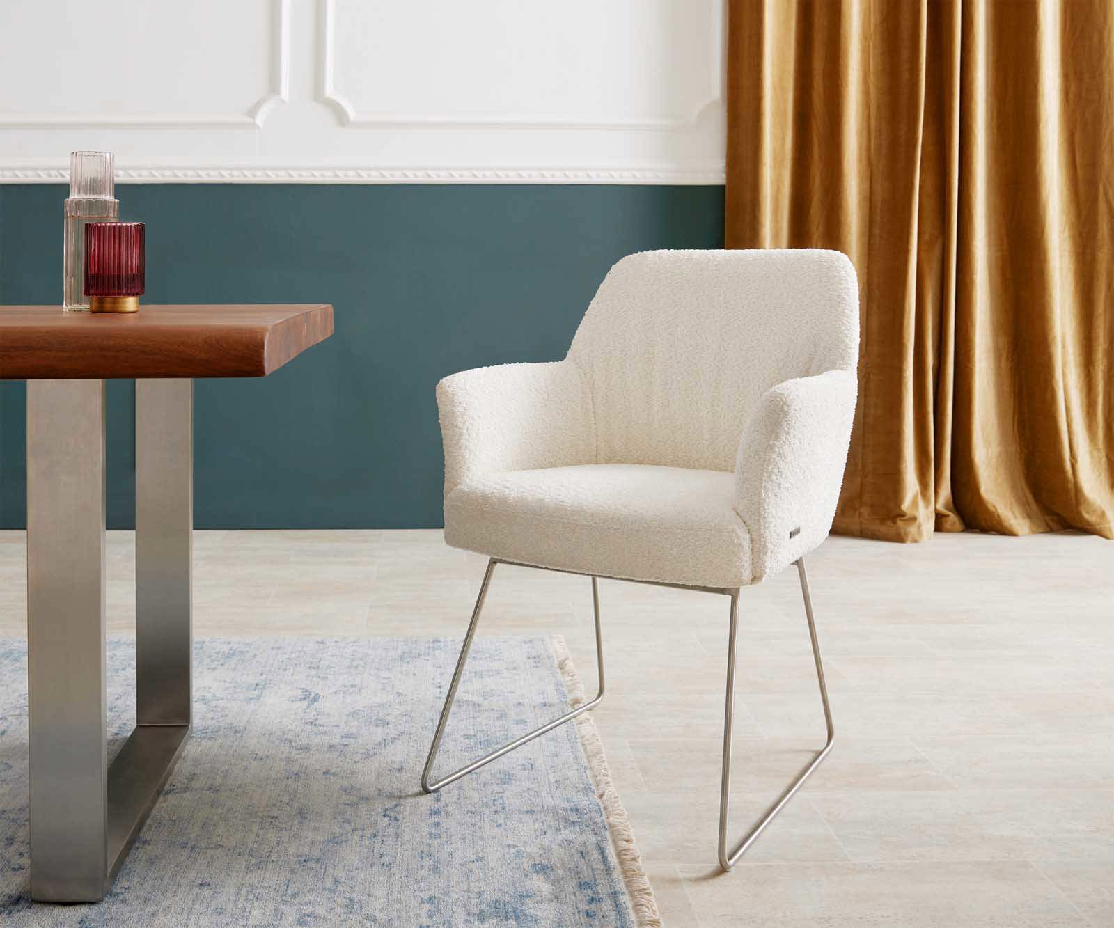 Chaise-de-salle-à-manger Xana-Flex avec accoudoirs bouclé blanc pied trapèze acier inoxydable brossé ressorts ensachés