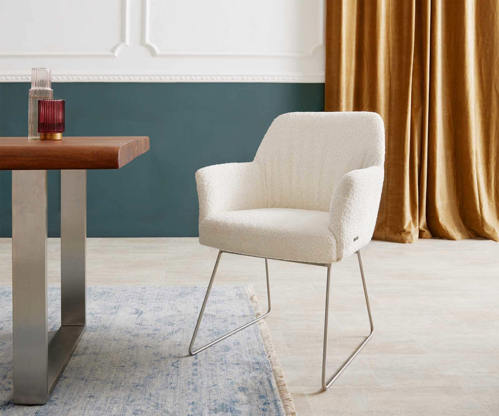 Chaise-de-salle-à-manger Xana-Flex avec accoudoirs bouclé blanc pied trapèze acier inoxydable brossé ressorts ensachés Chaise-de-salle-à-manger Xana-Flex avec accoudoirs bouclé blanc pied trapèze acier inoxydable brossé ressorts ensachés