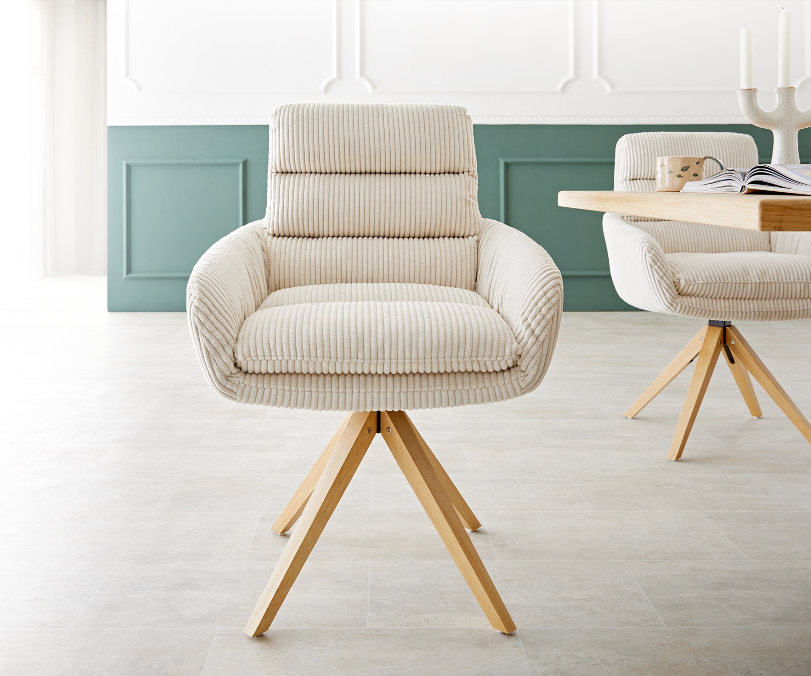 Chaise-de-salle-à-manger Abelia-Flex avec accoudoirs côtelé beige vintage pied en bois angulaire naturel 1 Chaise-de-salle-à-manger Abelia-Flex avec accoudoirs côtelé beige vintage pied en bois angulaire naturel 1