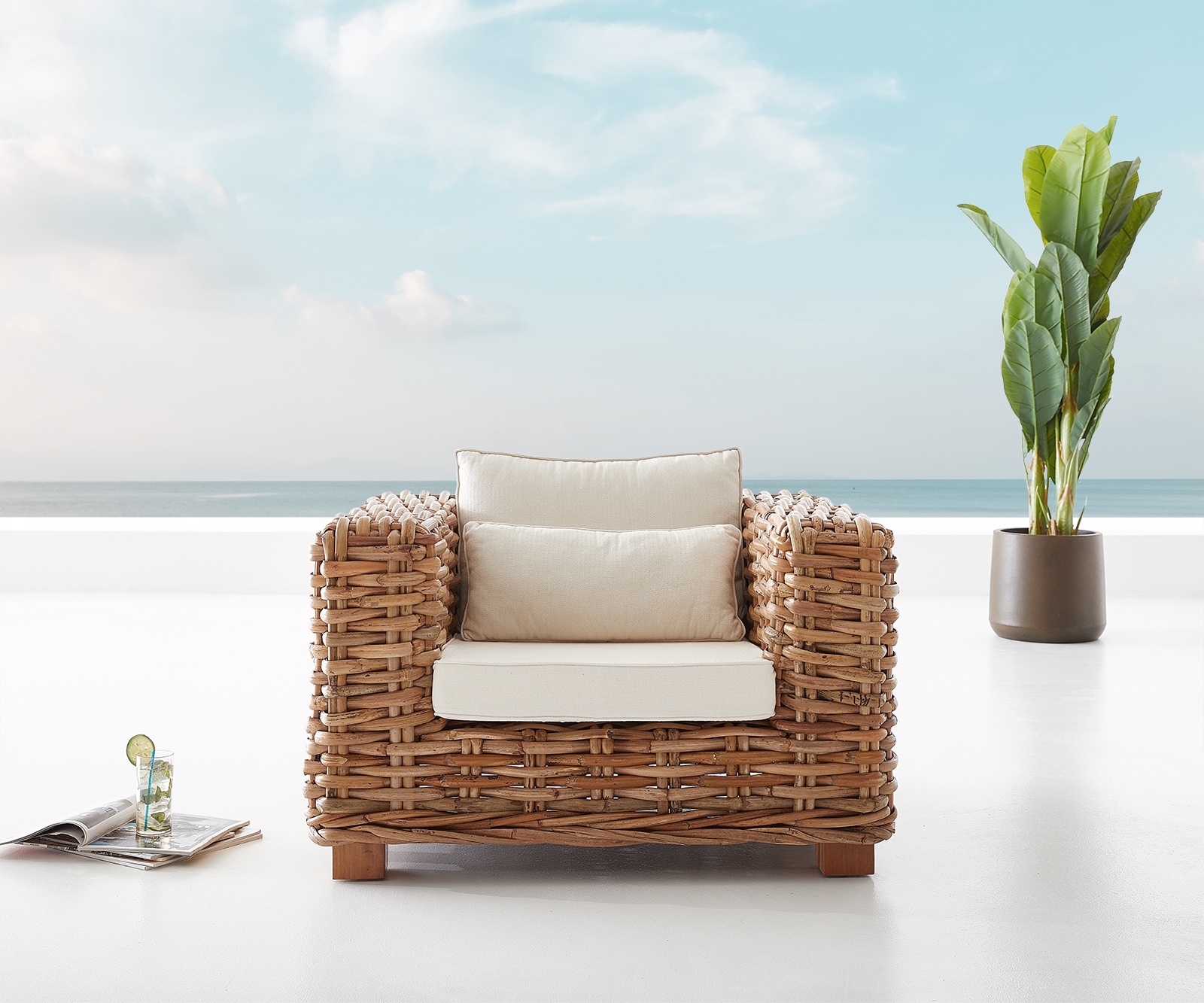 Fauteuil-Lounge Nizza en rotin naturel avec coussin blanc 1 Fauteuil-Lounge Nizza en rotin naturel avec coussin blanc 1