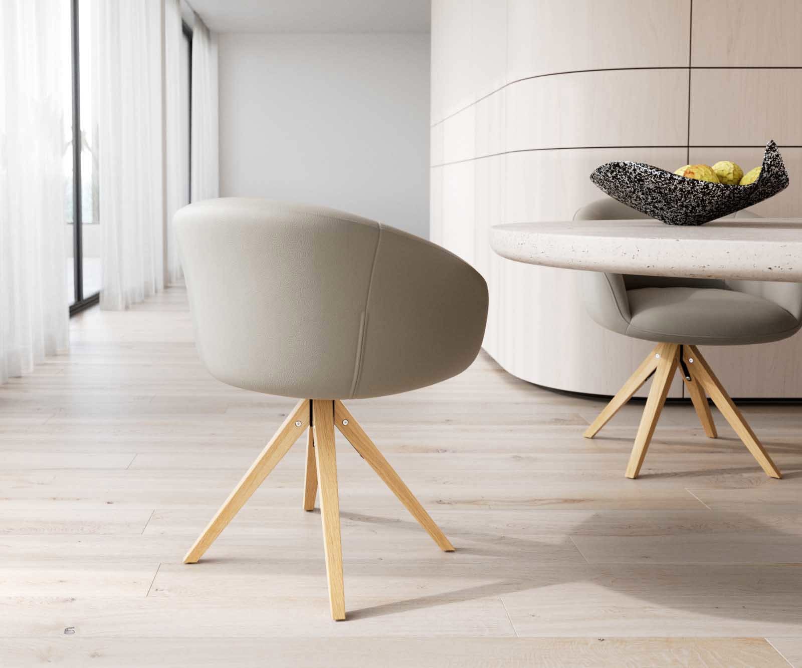 Chaise-pivotante Vinka-Flex avec accoudoirs cuir de vache couleur boue pied en bois angulaire naturel pivotement sur 180° ressorts ensachés 4 Chaise-pivotante Vinka-Flex avec accoudoirs cuir de vache couleur boue pied en bois angulaire naturel pivotement sur 180° ressorts ensachés 4