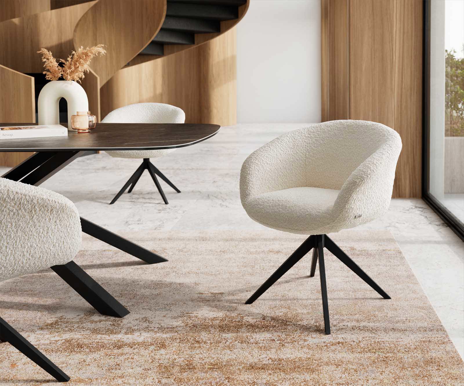 Chaise-pivotante Vinka-Flex avec accoudoirs bouclé blanc pied croisé large noir pivotement sur 360° ressorts ensachés
