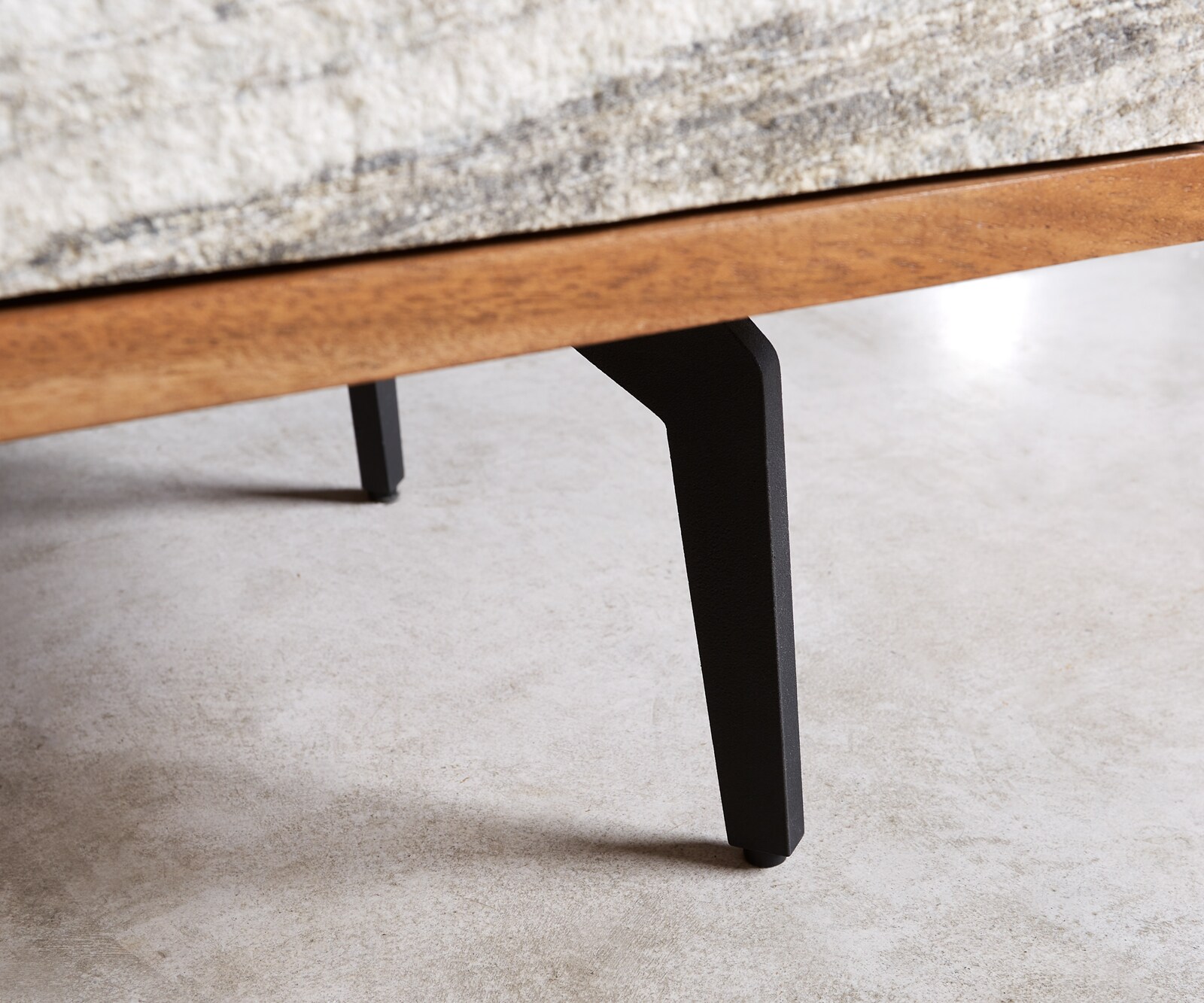Meuble TV Kleo 220 cm acacia naturel 4 portes pieds angulaires métal noir 7
