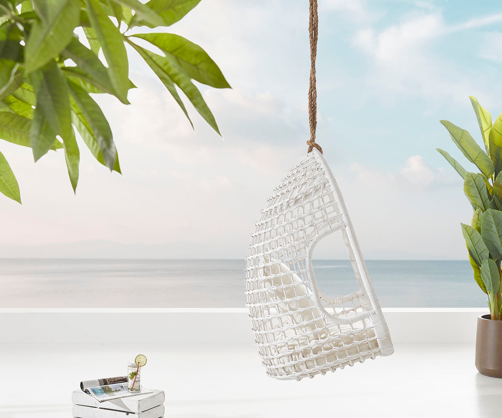 Chaise-à-suspension Edessa avec coussins rotin blanc 2 Chaise-à-suspension Edessa avec coussins rotin blanc 2
