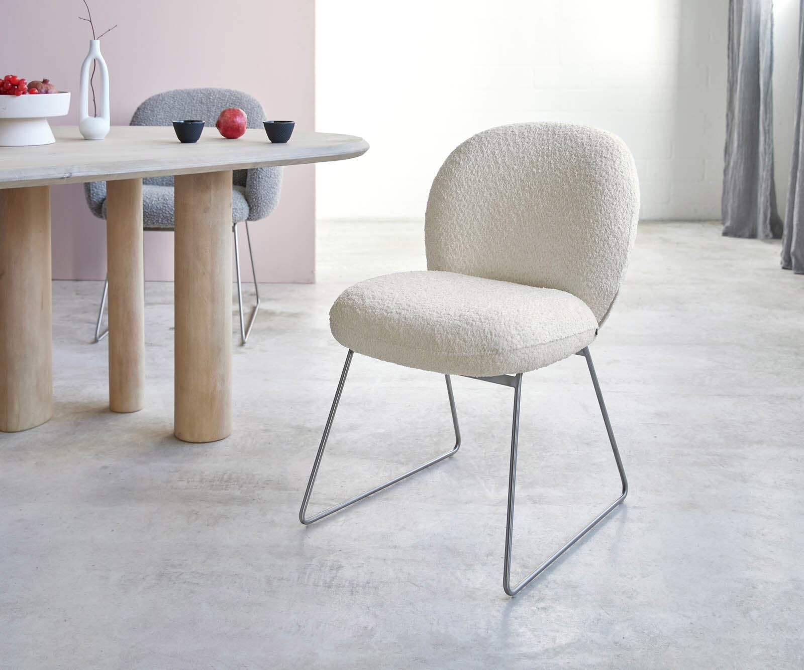 Chaise-de-salle-à-manger Nube-Flex bouclé blanc pied trapèze acier inoxydable brossé ressorts ensachés