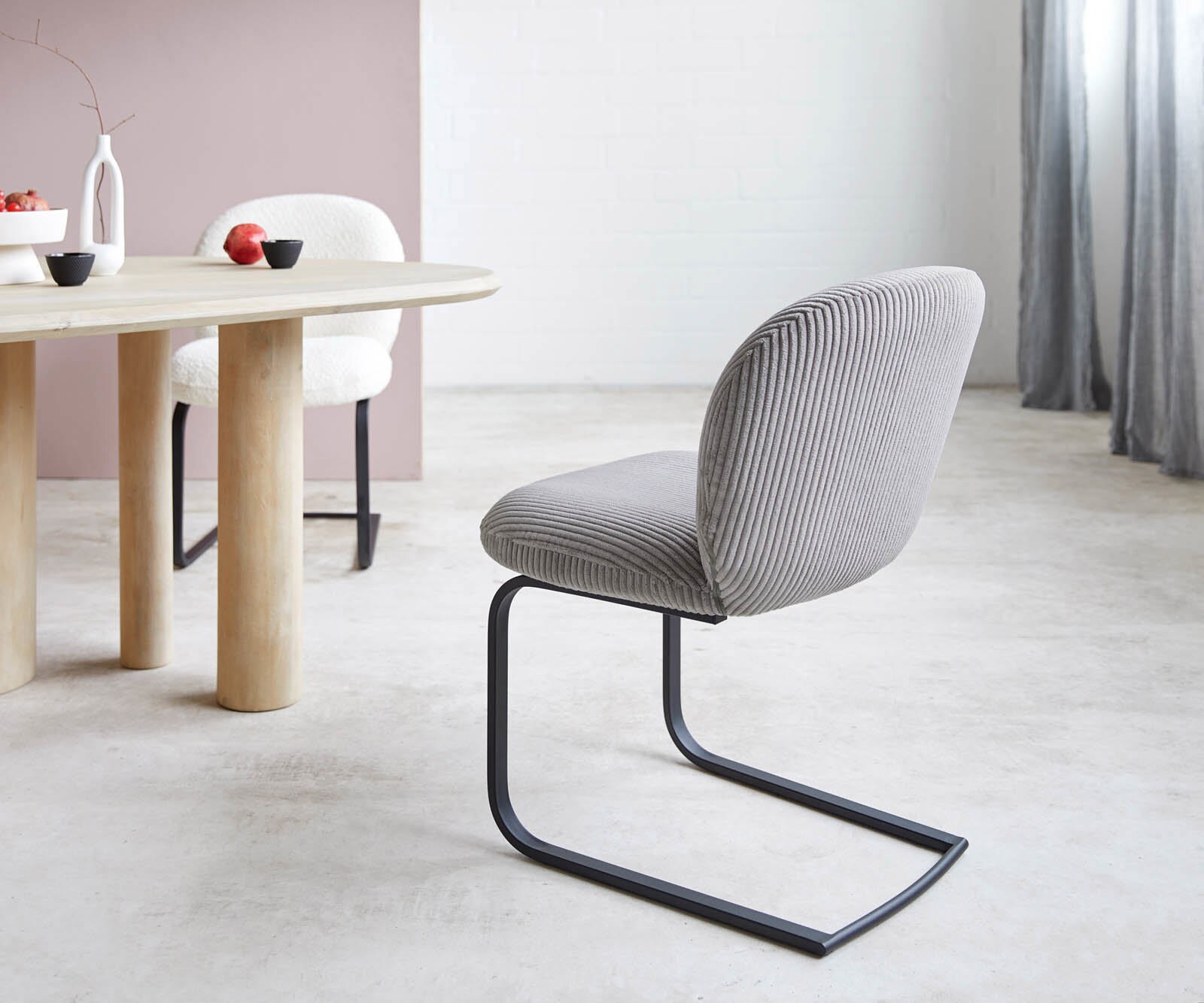 Cantilever Nube-Flex côtelé gris argenté pied cantilever plat noir ressorts ensachés 4 Cantilever Nube-Flex côtelé gris argenté pied cantilever plat noir ressorts ensachés 4