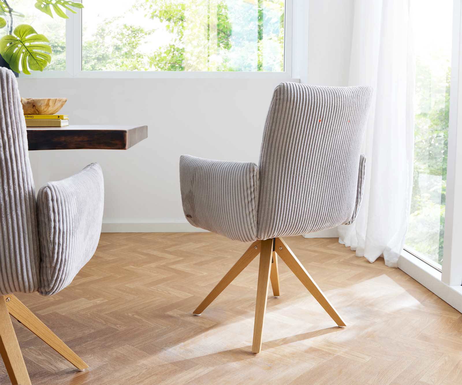 Chaise-pivotante Jova-Flex avec accoudoirs côtelé gris argenté pied en bois angulaire naturel pivotement sur 180° ressorts ensachés 4 Chaise-pivotante Jova-Flex avec accoudoirs côtelé gris argenté pied en bois angulaire naturel pivotement sur 180° ressorts ensachés 4