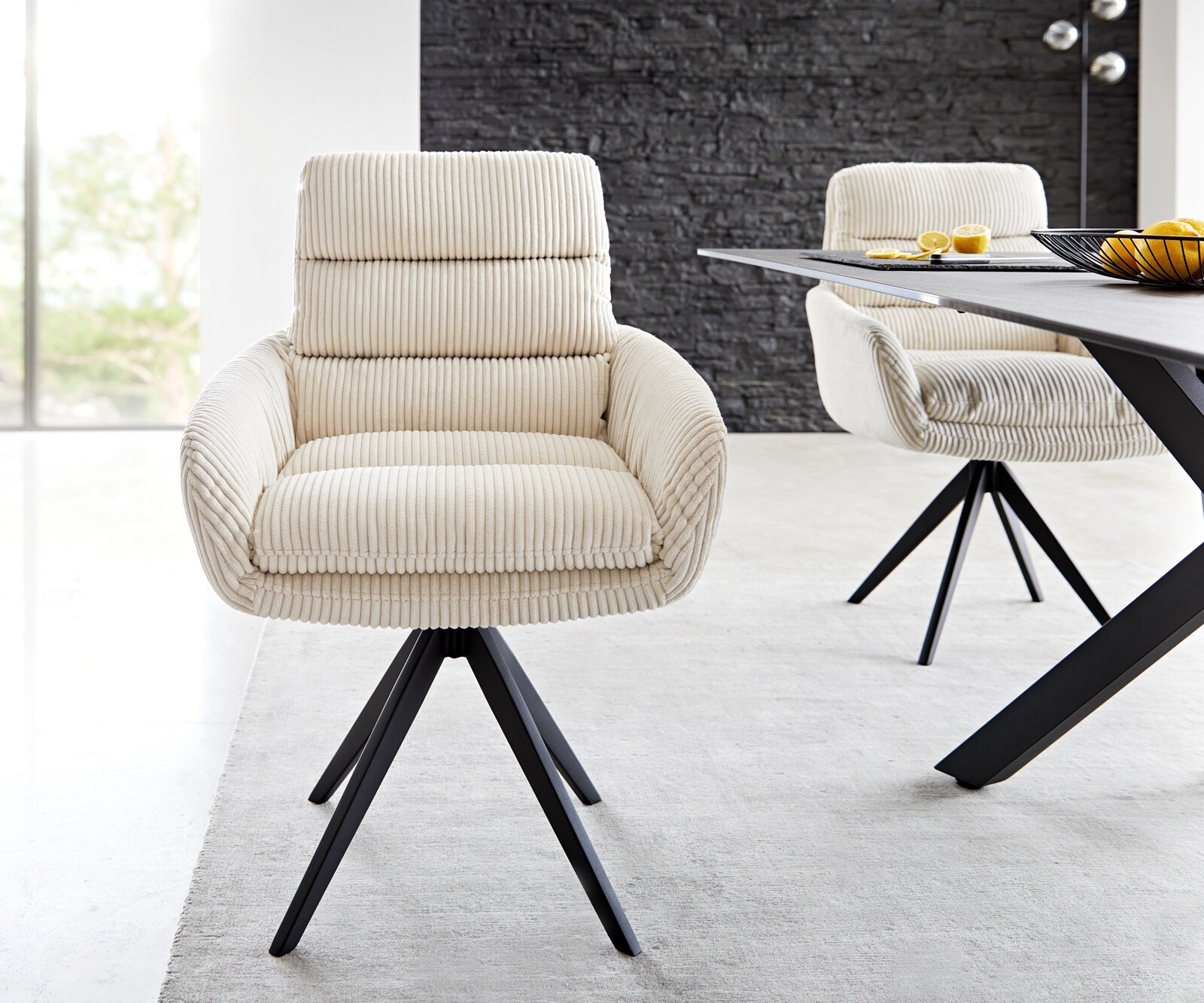 Chaise-de-salle-à-manger Abelia-Flex avec accoudoirs côtelé beige vintage pied croisé angulaire noir 1 Chaise-de-salle-à-manger Abelia-Flex avec accoudoirs côtelé beige vintage pied croisé angulaire noir 1