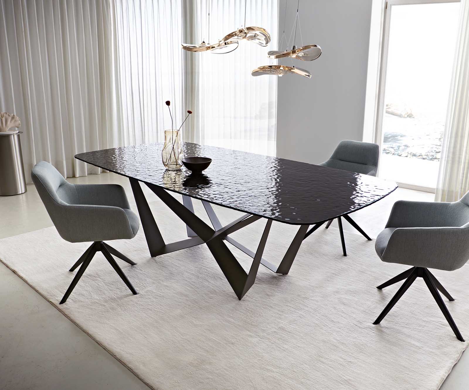 Table à manger Edge en forme de bateau 240x120 verre fondu noir fumé relief en 3D Spider acier plat noir 1