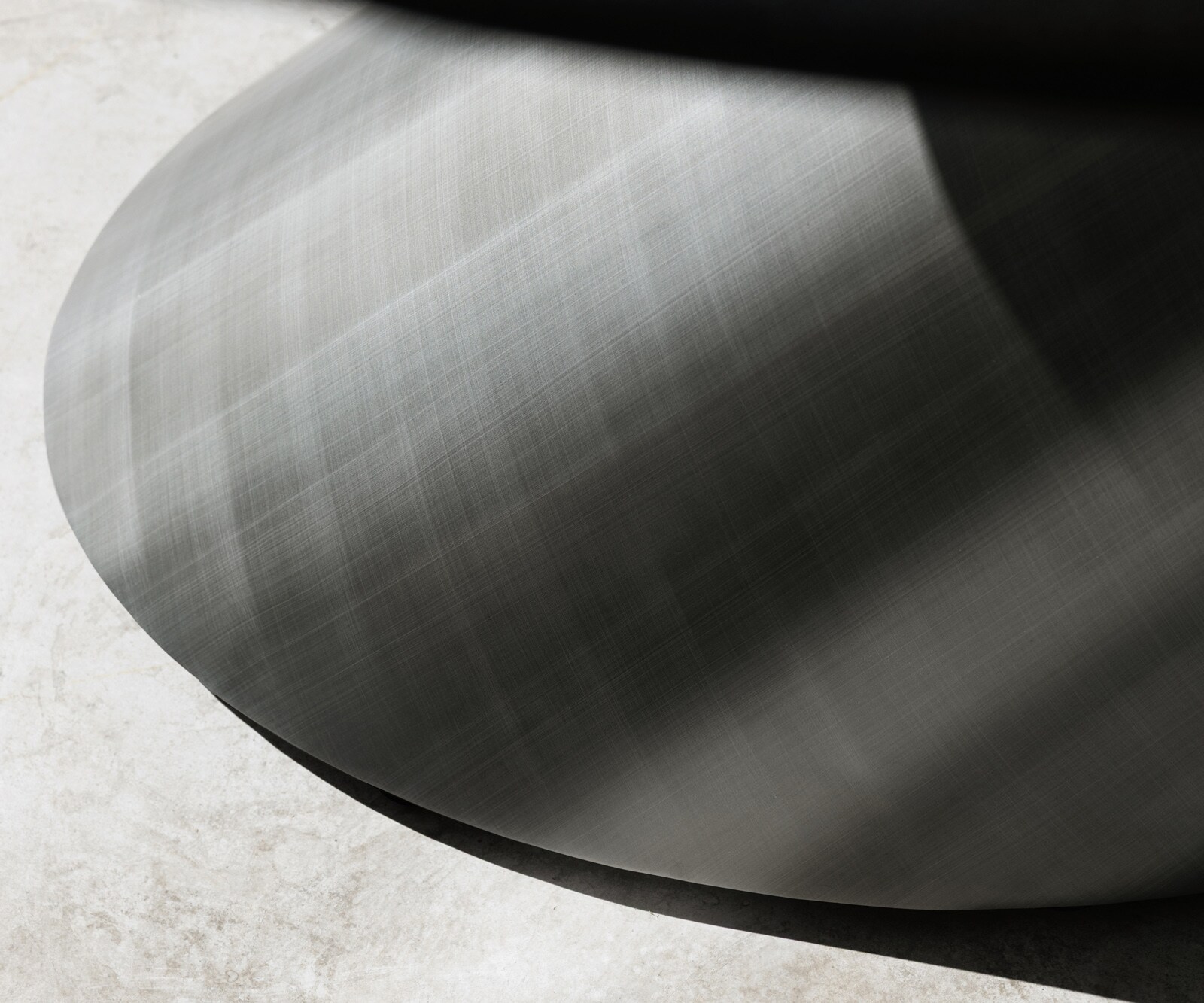 Table à manger Edge ovalee 280x130 verre en relief noir fumé 3D-Design Cono métallique argent 7