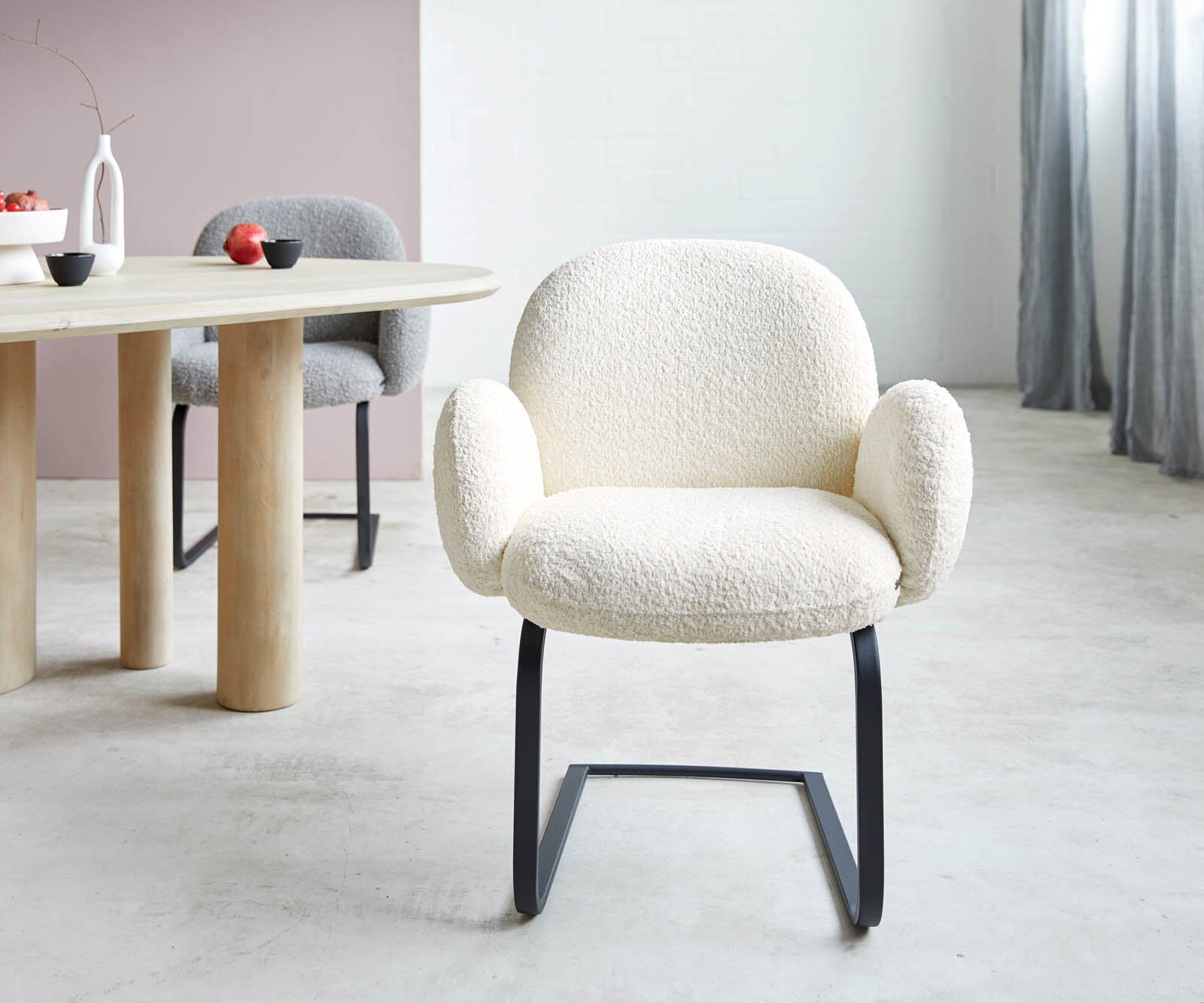 Cantilever Nube-Flex avec accoudoirs bouclé blanc pied cantilever plat noir ressorts ensachés 1 Cantilever Nube-Flex avec accoudoirs bouclé blanc pied cantilever plat noir ressorts ensachés 1