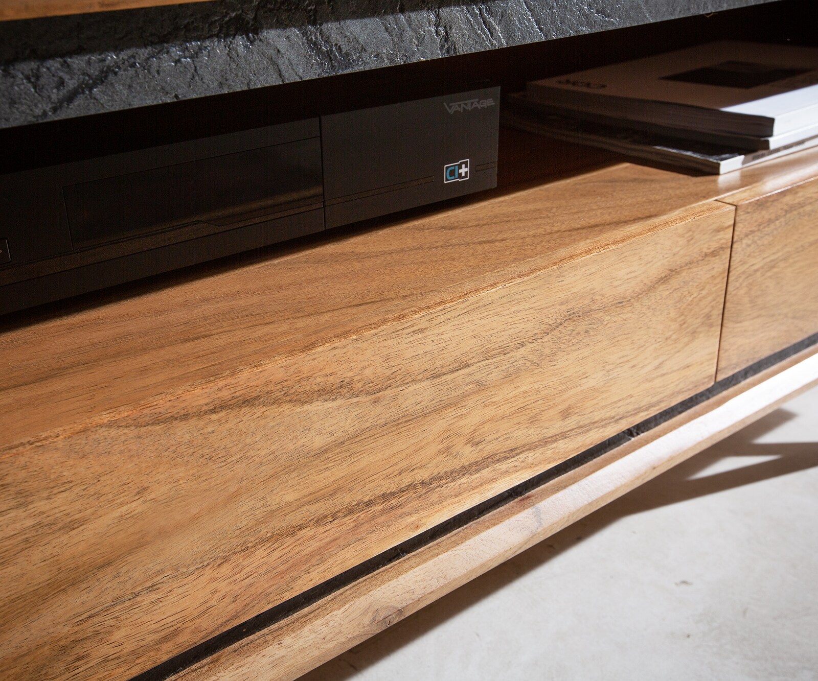 Meuble -TV Stonegrace 240 cm acacia nature 2 portes 1 compartiment 2 tiroirs placage en pierre pieds en V 5