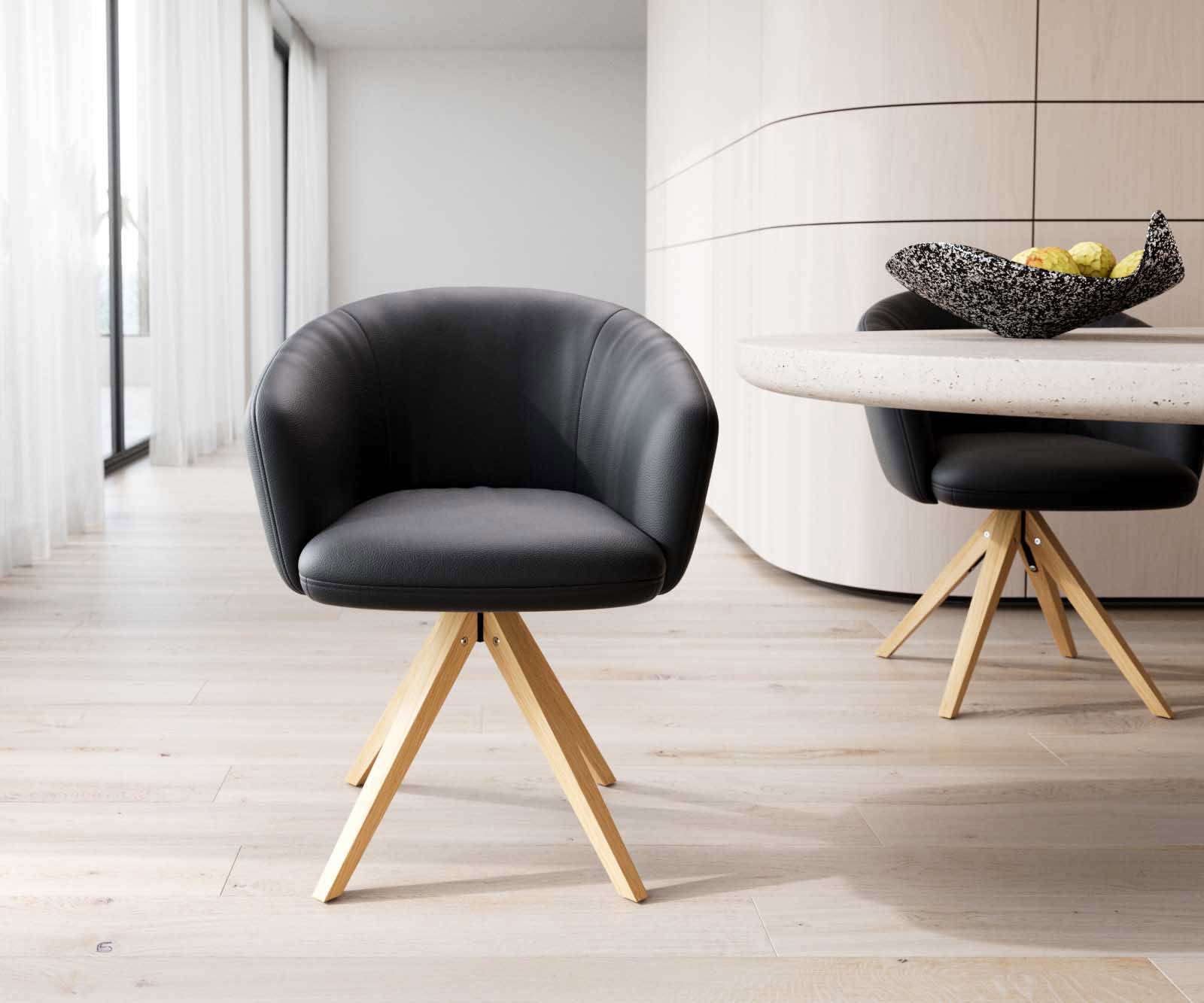 Chaise-pivotante Caja-Flex avec accoudoirs cuir de vache noir pied en bois angulaire naturel pivotement sur 180° ressorts ensachés 1 Chaise-pivotante Caja-Flex avec accoudoirs cuir de vache noir pied en bois angulaire naturel pivotement sur 180° ressorts ensachés 1