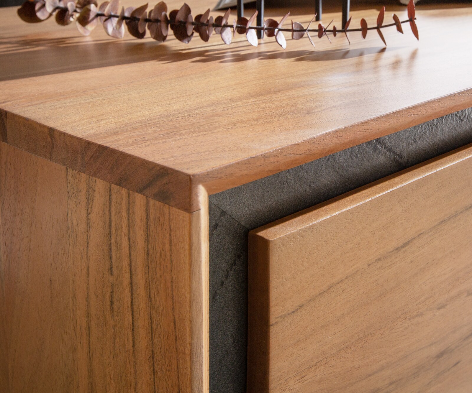 Buffet Stonegrace 175 cm acacia nature 4 portes 1 compartiment placage en pierre pieds en V 5