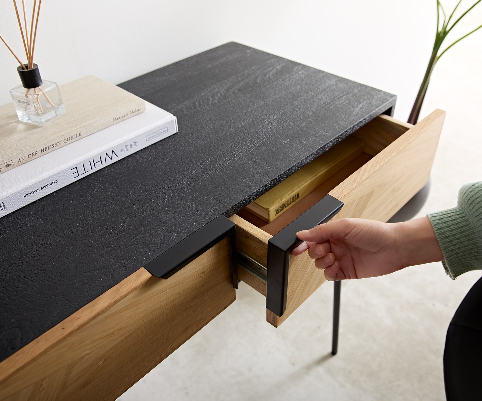 Table-console Mikkusu 90x45 cm bambou naturel manguier noir 2 tiroirs métal noir 4