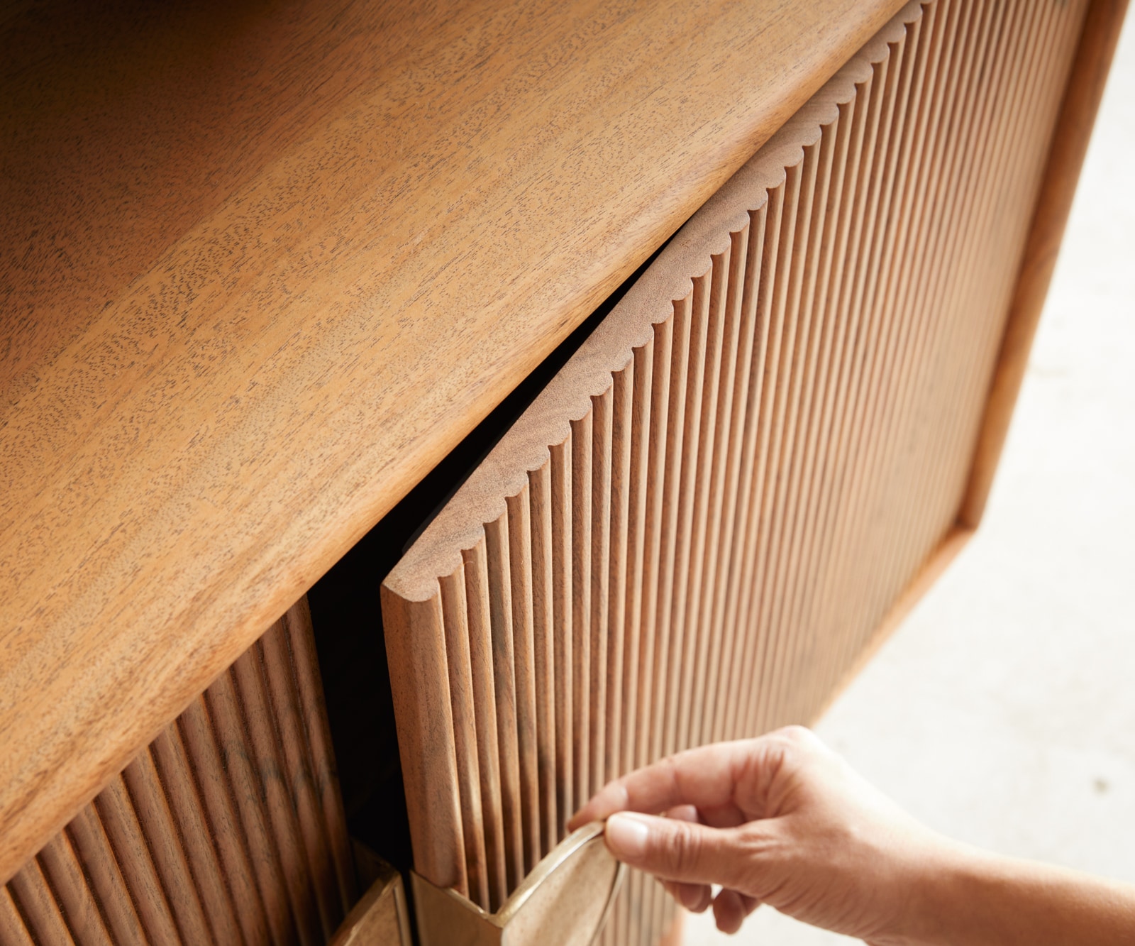 Meuble-TV Surimu 240 cm acacia marron clair 4 portes 2 compartiments poignée en liège pieds en bois 2 Meuble-TV Surimu 240 cm acacia marron clair 4 portes 2 compartiments poignée en liège pieds en bois 2