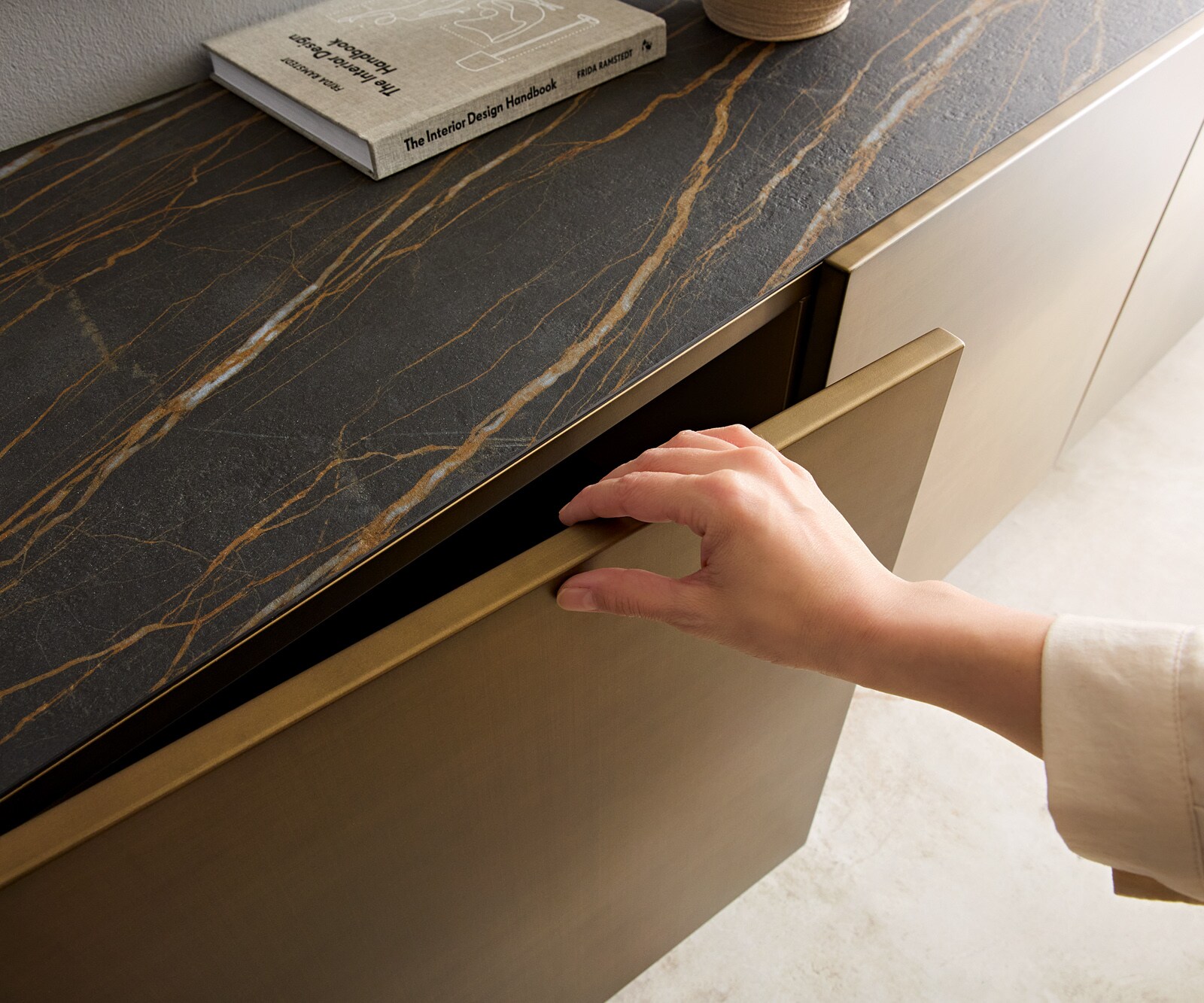 Buffet Kazu 220 cm Or métallique 4 portes Pied acrylique Céramique Laminam®Noir Desir Marron 2