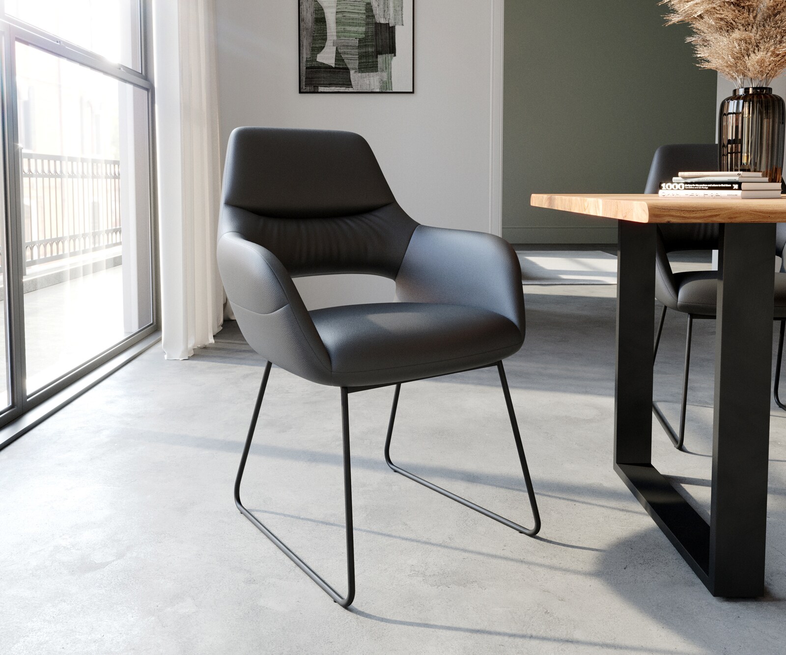 Chaise-de-salle-à-manger Yago-Flex avec accoudoirs cuir de vache noir pied trapèze noir ressorts ensachés