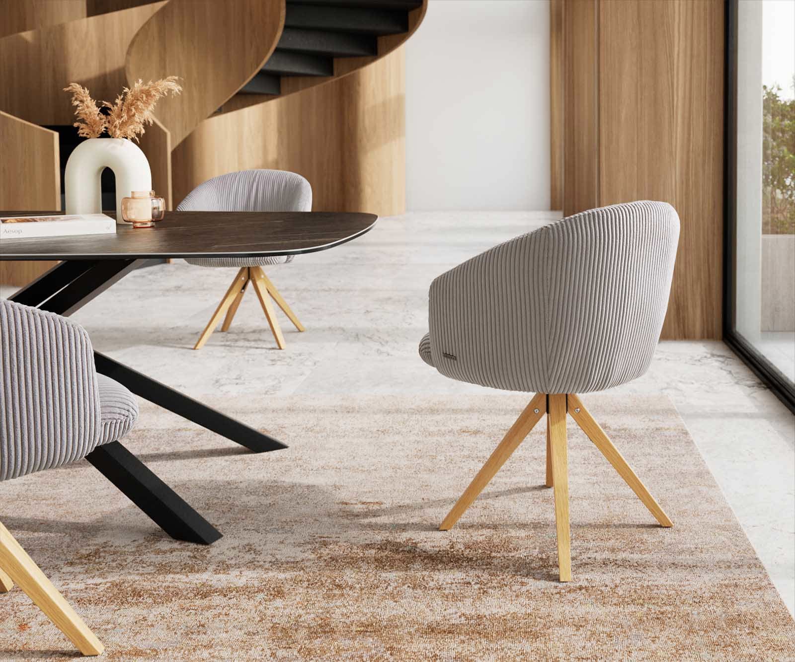 Chaise-pivotante Caja-Flex avec accoudoirs côtelé gris argenté pied en bois angulaire naturel pivotement sur 180° ressorts ensachés 4 Chaise-pivotante Caja-Flex avec accoudoirs côtelé gris argenté pied en bois angulaire naturel pivotement sur 180° ressorts ensachés 4