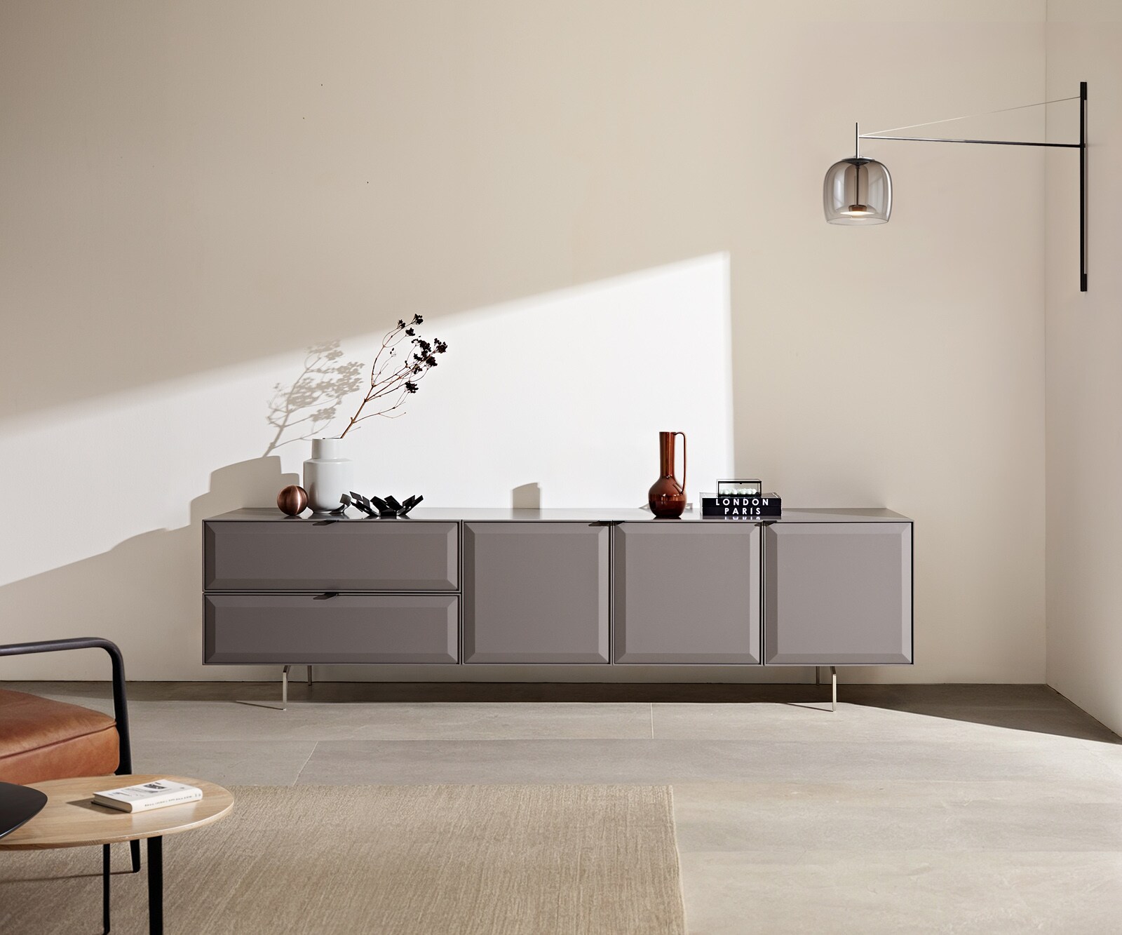 Meuble-TV Marellia 220 cm Gris 3 portes 2 tiroirs Pied équerre inoxydable Meuble-TV Marellia 220 cm Gris 3 portes 2 tiroirs Pied équerre inoxydable