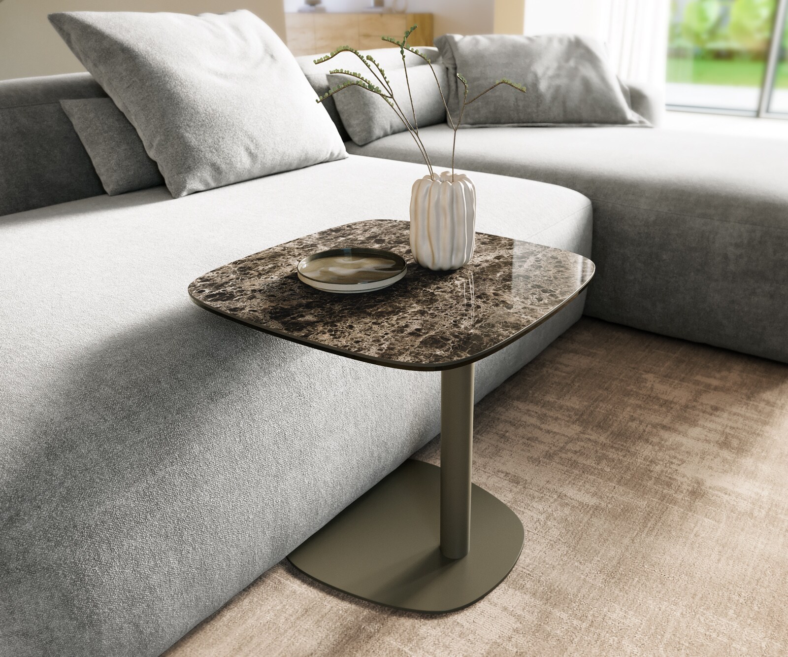 table d’appoint Edge bateau 50x50 cm céramique Emperador Extra Lucidato brun foncé Eleny métal finition effet titane