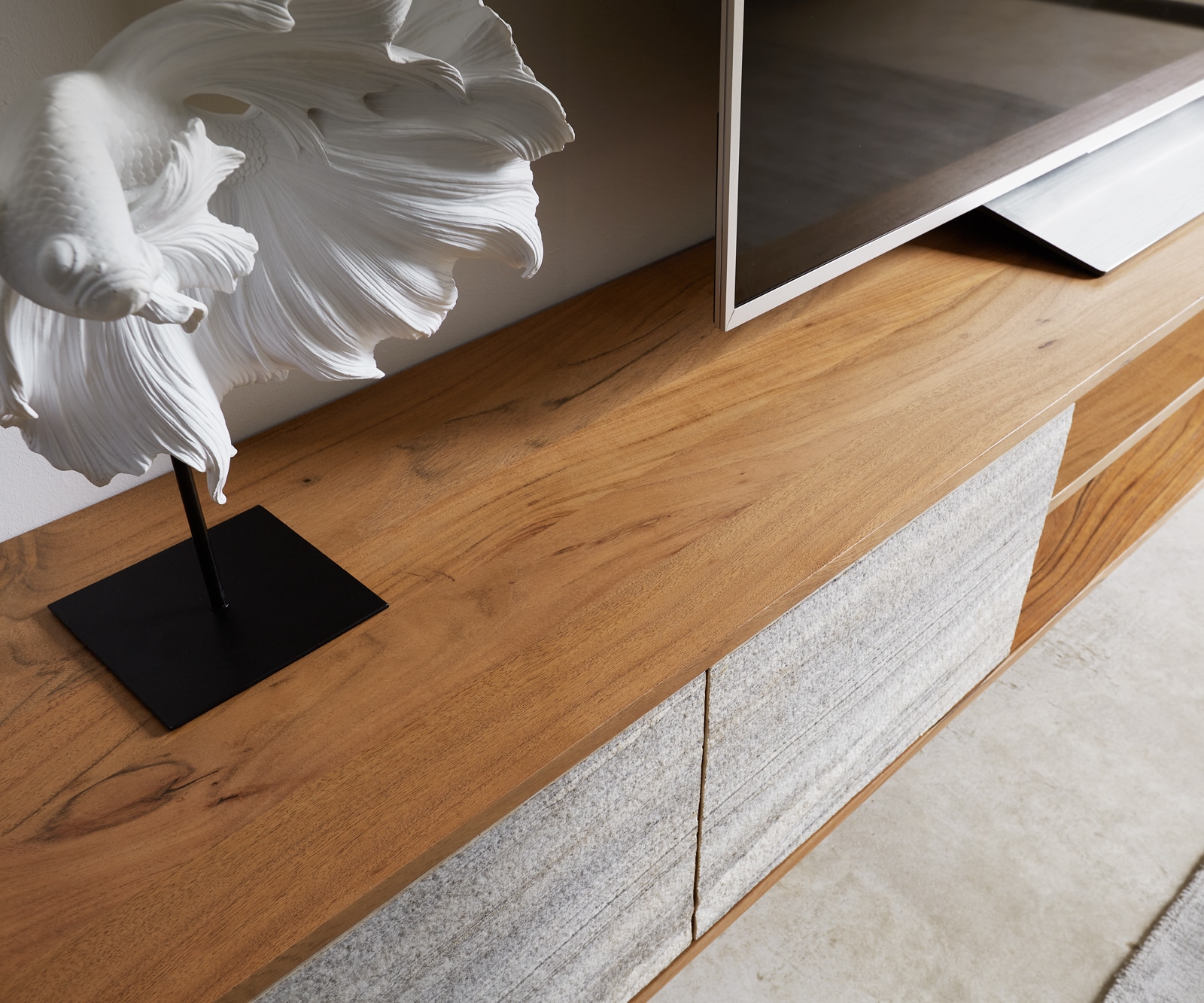 Meuble TV Kleo 200 cm acacia naturel 4 portes pieds en V inox 3 Meuble TV Kleo 200 cm acacia naturel 4 portes pieds en V inox 3