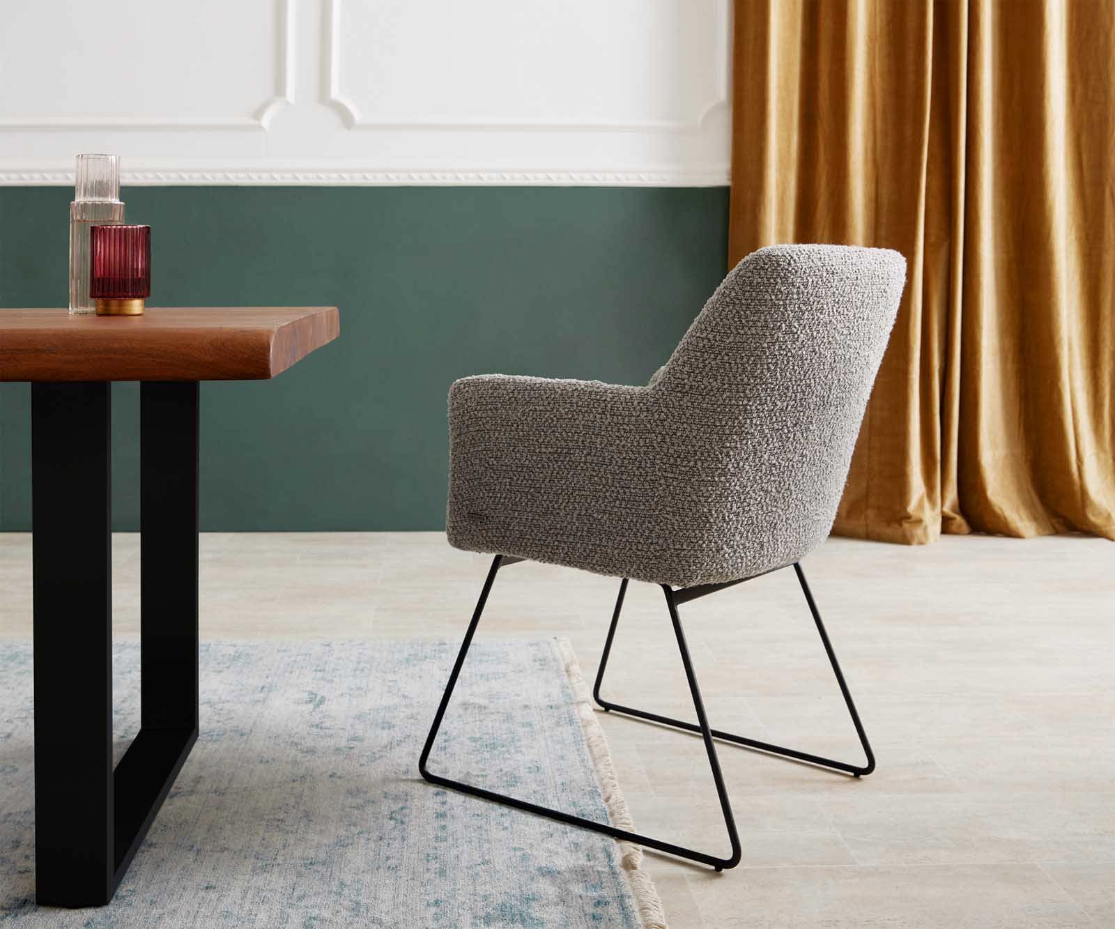 Chaise-de-salle-à-manger Xana-Flex avec accoudoirs bouclé gris argenté pied trapèze noir ressorts ensachés 4 Chaise-de-salle-à-manger Xana-Flex avec accoudoirs bouclé gris argenté pied trapèze noir ressorts ensachés 4