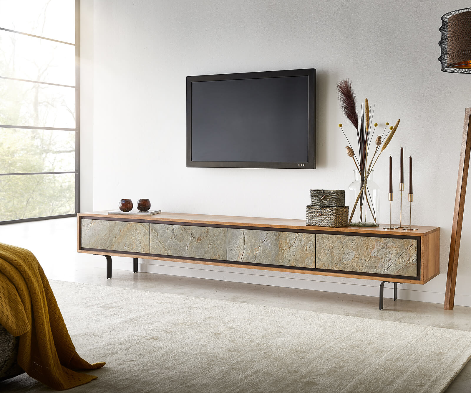 Meuble-TV Juwelo 220 cm acacia nature avec placage de pierre 4 portes 1