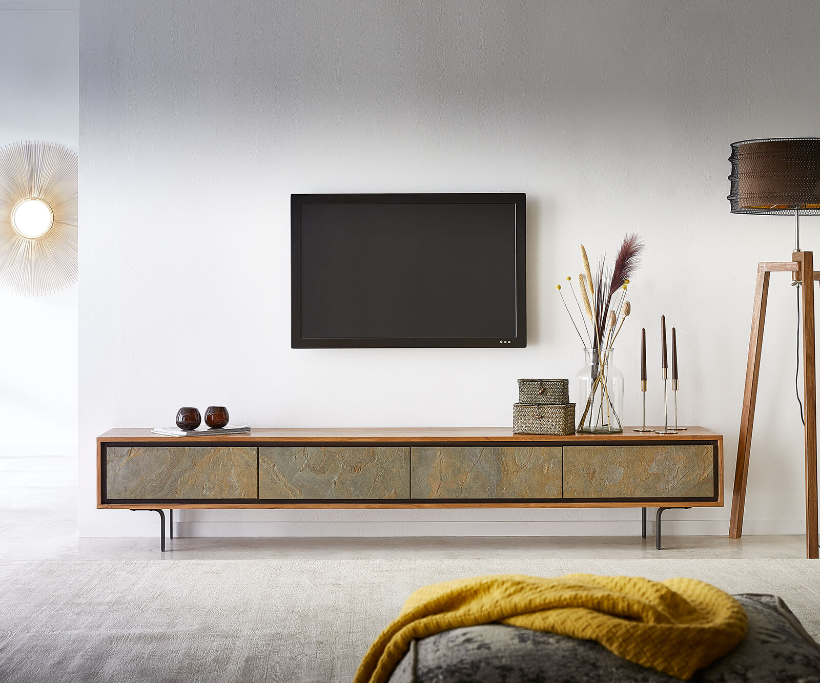 Meuble-TV Juwelo 220 cm acacia nature avec placage de pierre 4 portes Meuble-TV Juwelo 220 cm acacia nature avec placage de pierre 4 portes