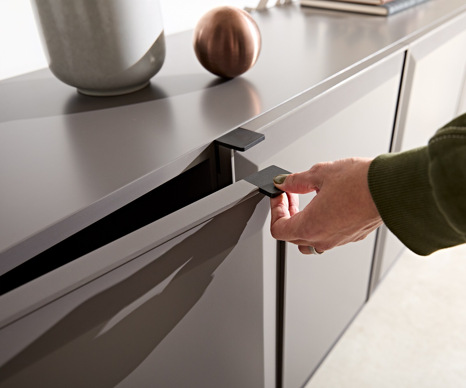 Buffet Marellia 200 cm Gris 4 portes Pied équerre inoxydable 3 Buffet Marellia 200 cm Gris 4 portes Pied équerre inoxydable 3