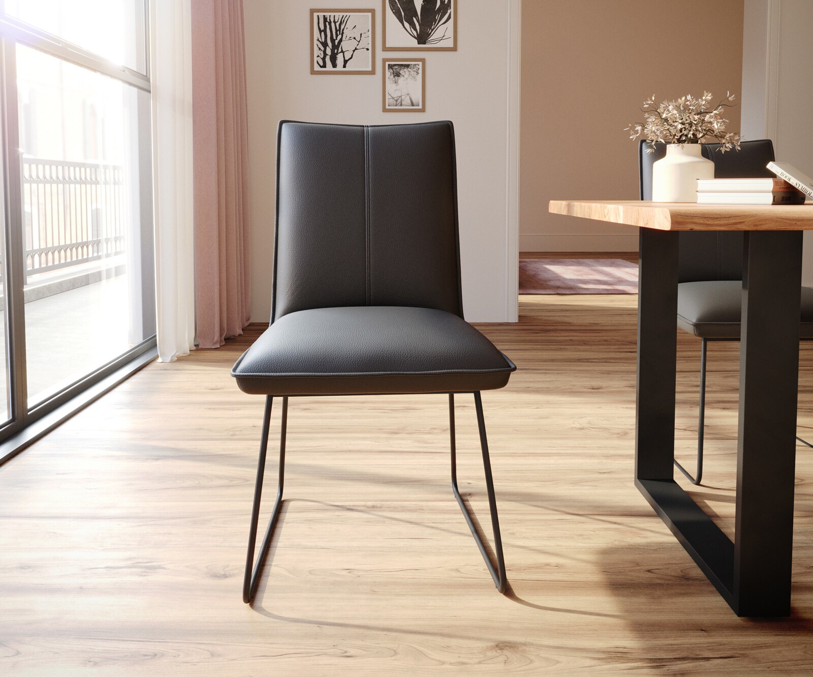 Chaise-de-salle-à-manger Lelio-Flex cuir de vache noir pied trapèze noir ressorts ensachés 1